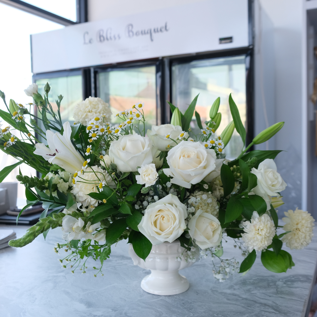 Vas bunga dengan lily putih segar dari florist Cirebon, tersedia untuk pengiriman di Bintaro dan Jakarta.