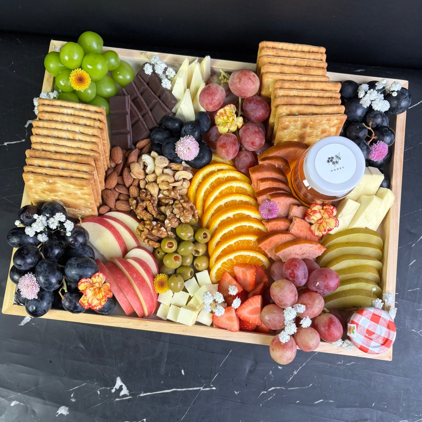 Vegan cheese platter with fruit and crackers by Le Bliss – dairy-free halal gift delivered to Jakarta, Tangerang, and Surabaya