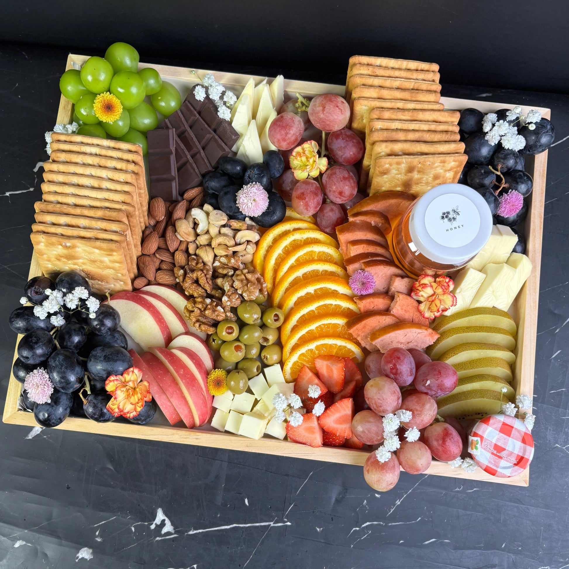 Vegan cheese platter with fruit and crackers by Le Bliss – dairy-free halal gift delivered to Jakarta, Tangerang, and Surabaya