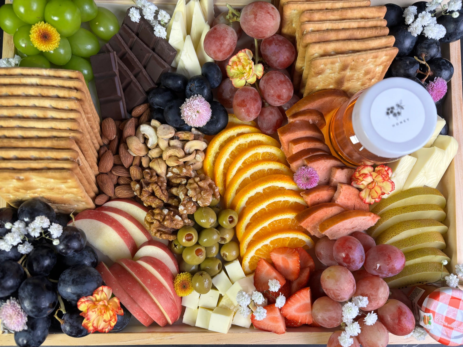 Vegan cheese platter with fruit and crackers by Le Bliss – dairy-free halal gift delivered to Jakarta charcuterie board