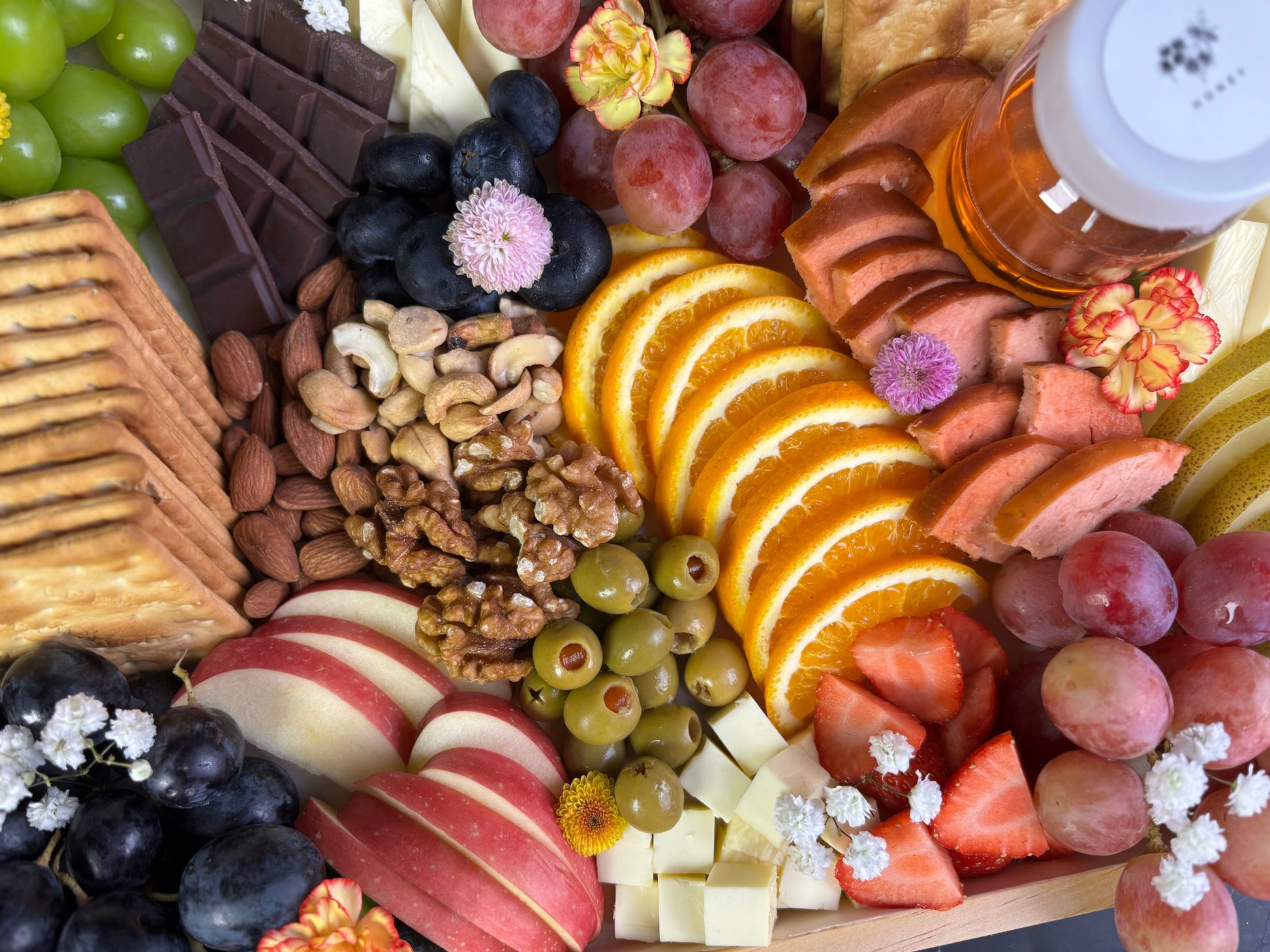 Vegan cheese platter with fruit and crackers by Le Bliss – dairy-free halal gift delivered to Surabaya charcuterie board