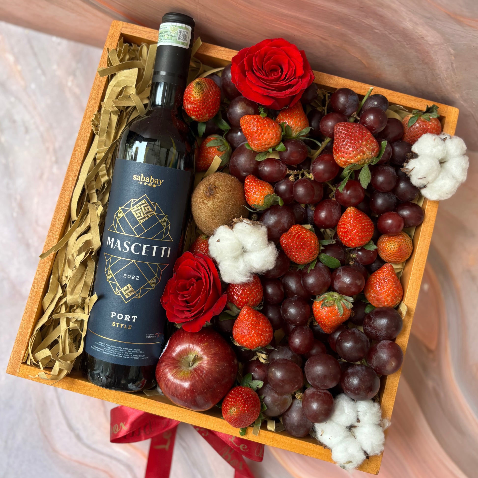 Wine Hamper Jabodetabek – by Le Bliss Box. Elegant gift set with fine wine, gourmet treats, and luxury packaging, perfect for special occasions and corporate gifting. Jabodetabek delivery
