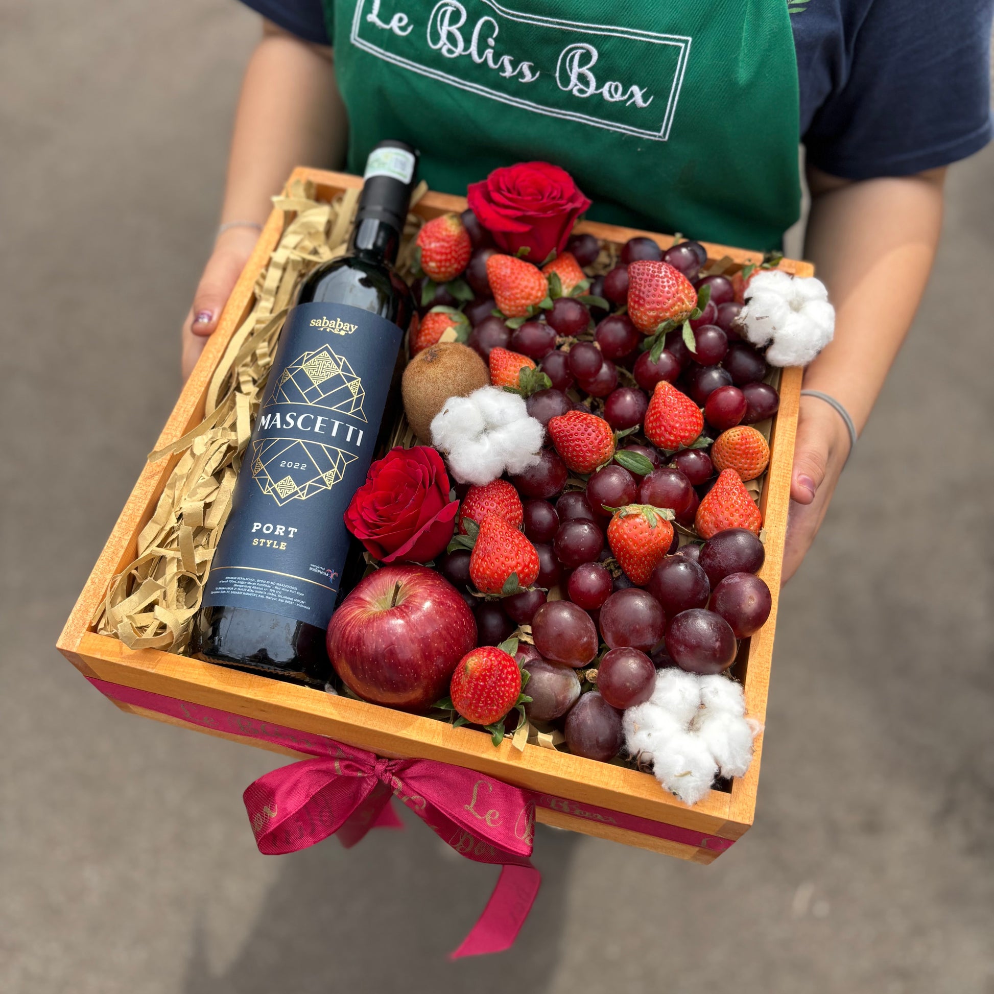 Wine Hamper Jakarta – Elegant gift set with fine wine, gourmet treats, and luxury packaging, perfect for special occasions and corporate gifting