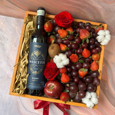 Wine Hamper Jakarta Indonesia – by Le Bliss Box. Elegant gift set with fine wine, gourmet treats, and luxury packaging, perfect for special occasions and corporate gifting. Jabodetabek delivery
