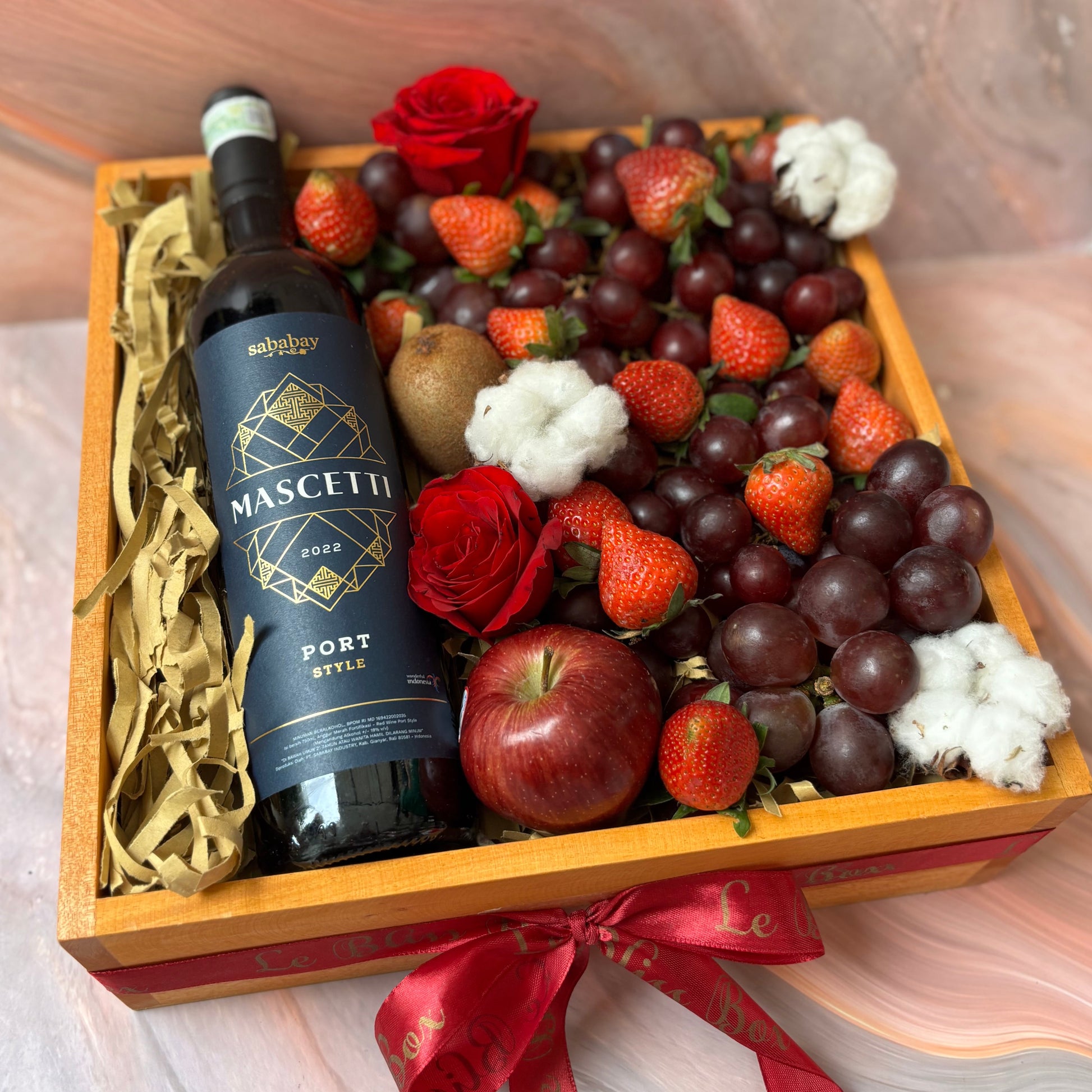 Wine Hamper Jakarta – by Le Bliss Box. Elegant gift set with fine wine, gourmet treats, and luxury packaging, perfect for special occasions and corporate gifting. Jabodetabek delivery