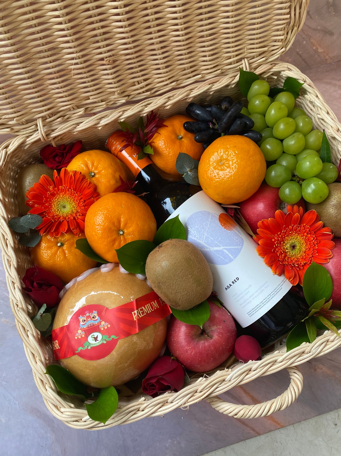 Wine hamper Jakarta berisi buah segar dan bunga segar, wine dalam keranjang rotan premium - jakarta delivery indonesia