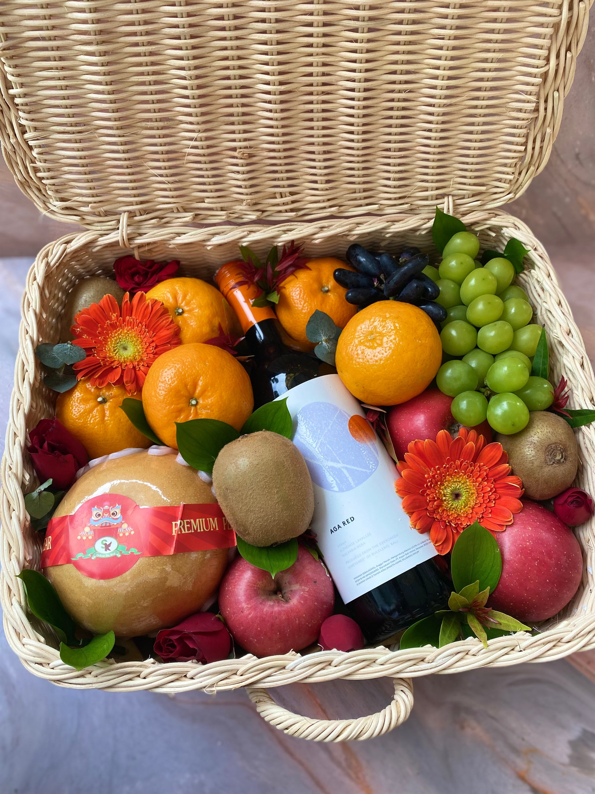 Wine hamper Jakarta berisi buah segar dan bunga segar, wine dalam keranjang rotan premium - pengiriman jabodetabek