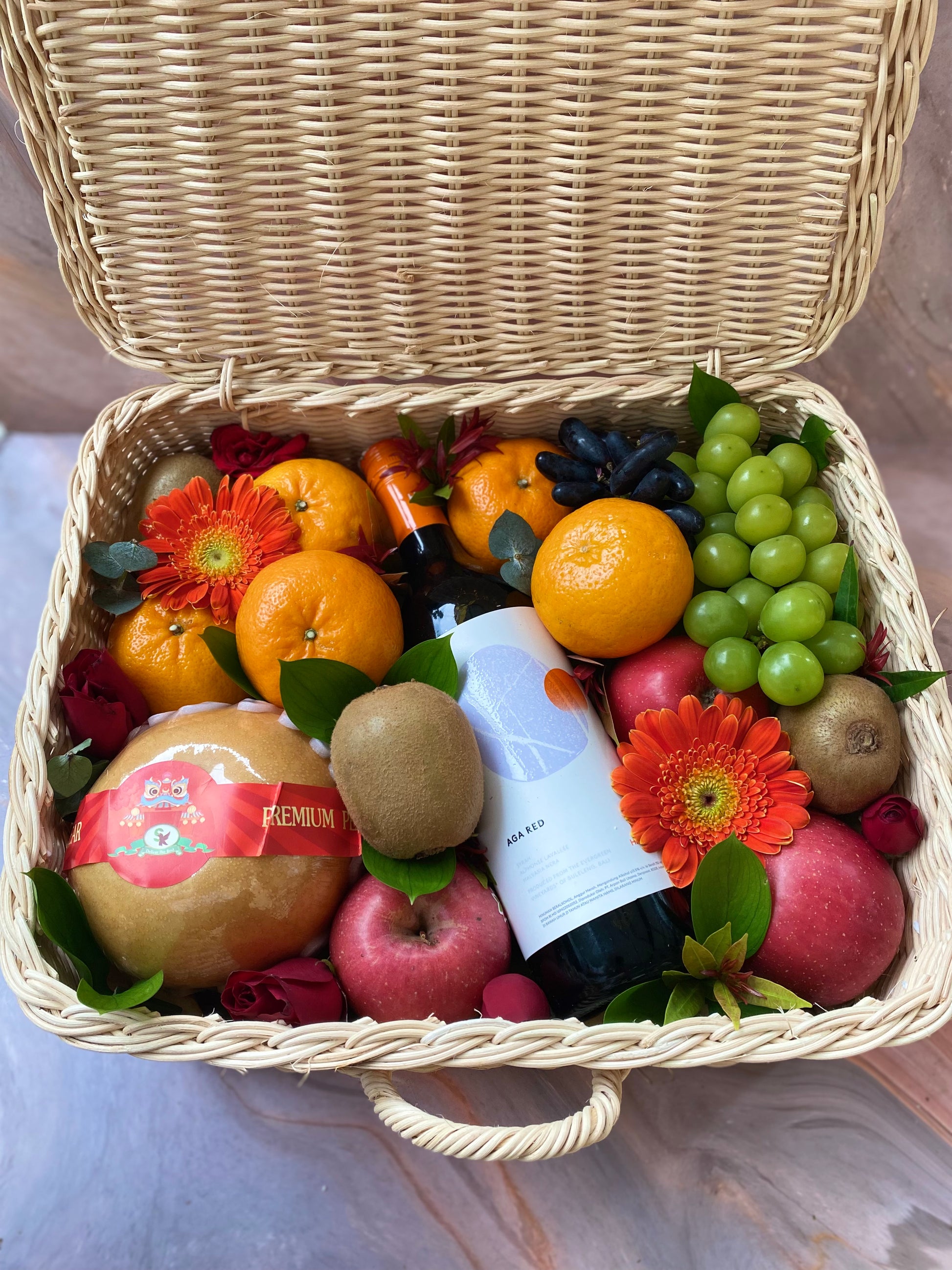 Wine hamper Jakarta berisi buah segar dan bunga segar, wine dalam keranjang rotan premium - pengiriman jakarta area