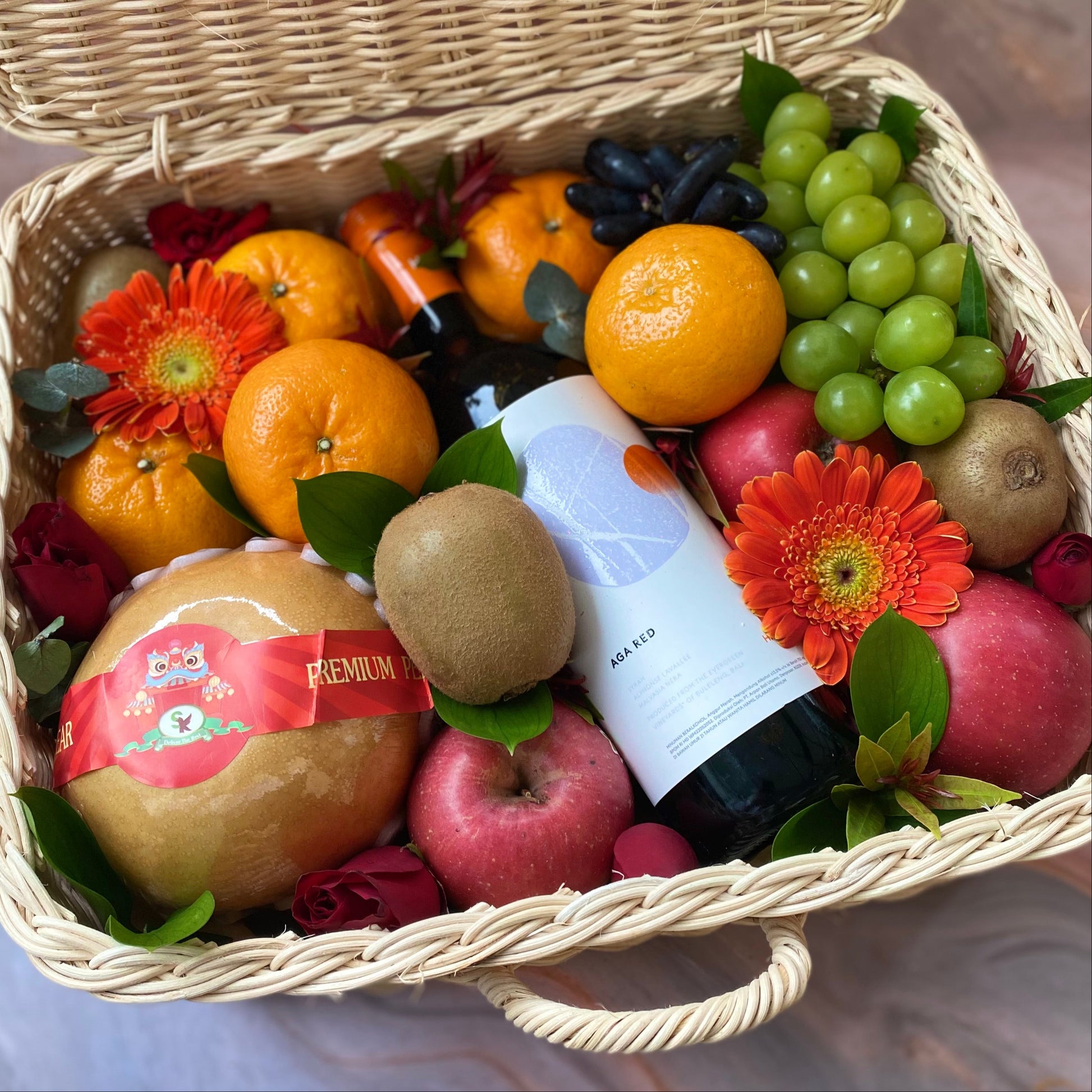 Wine hamper Jakarta berisi buah segar dan wine dalam keranjang rotan premium – Le Bliss Box