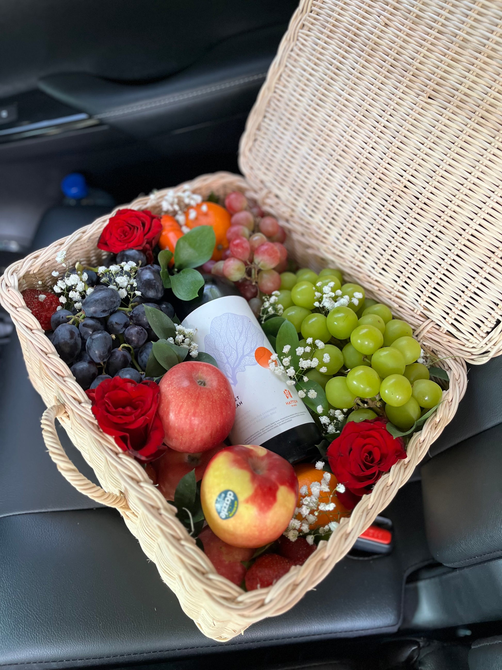 Wine hamper Jakarta elegan berisi buah segar dan wine dalam kotak rotan, cocok untuk hadiah eksklusif dengan pengiriman ke seluruh wilayah Jakarta.