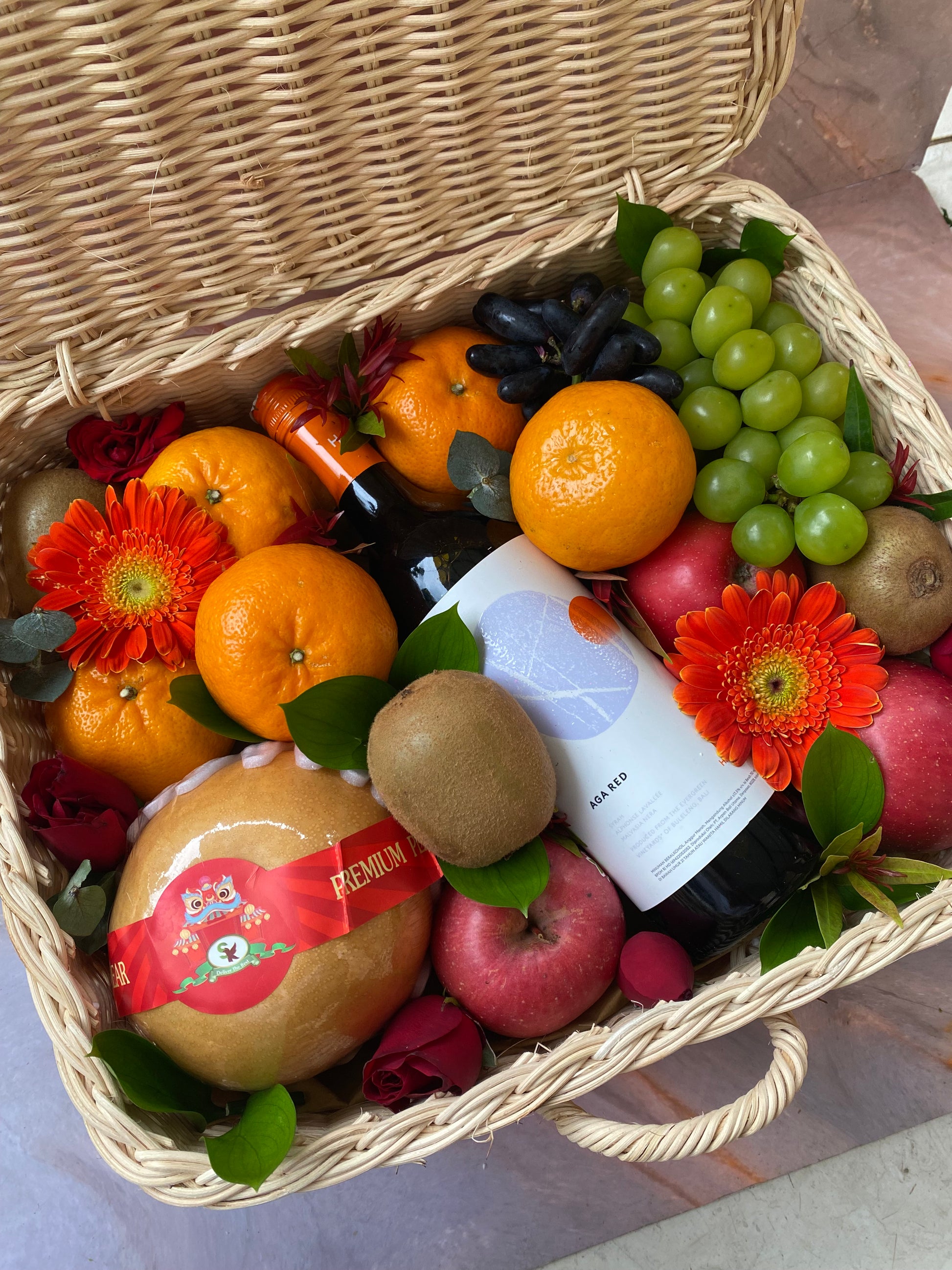 Wine hamper berisi buah segar dan bunga segar, wine dalam keranjang rotan premium - jakarta delivery indonesia