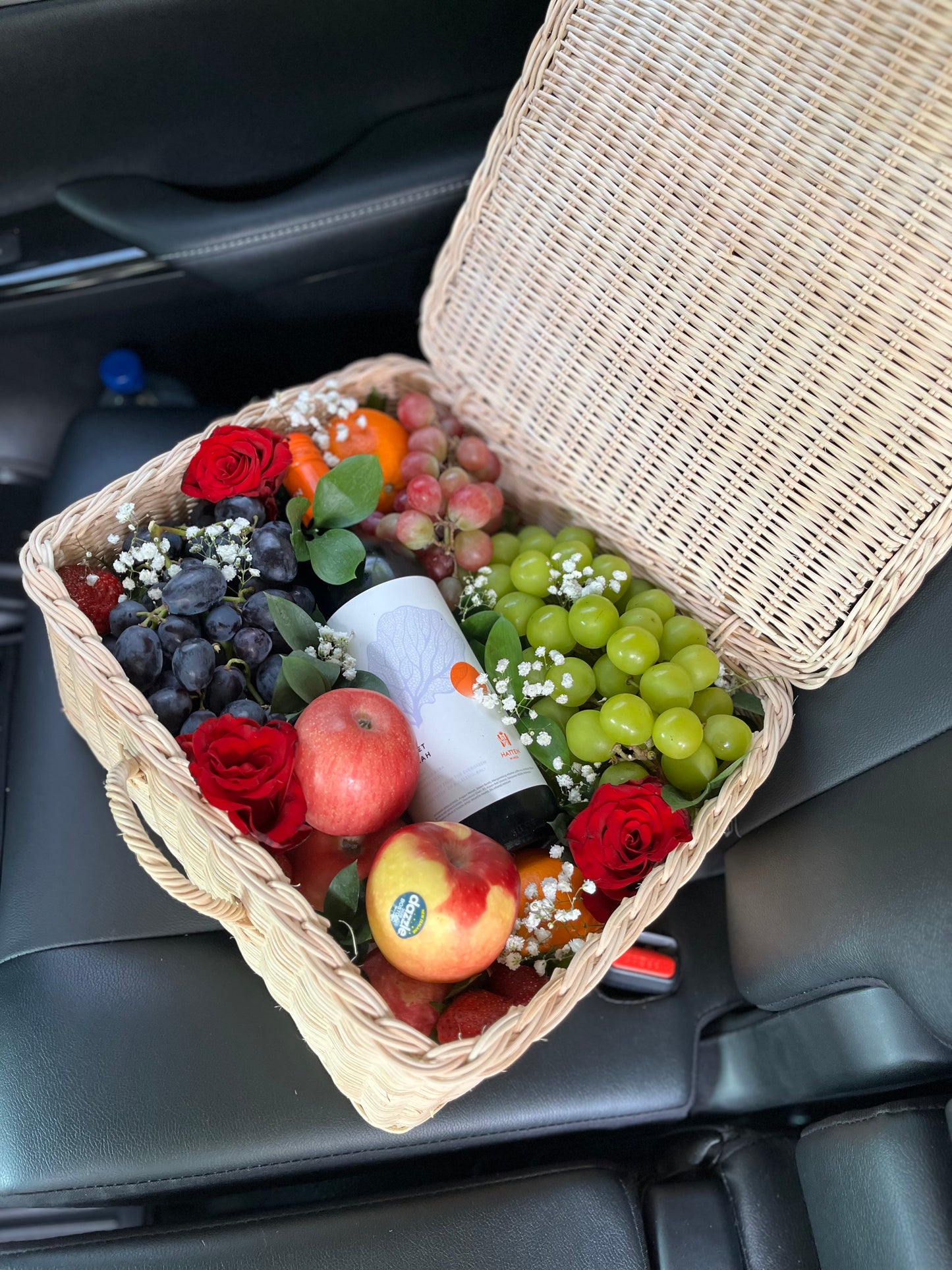 Wine hamper jakarta with fresh grapes and fresh fruits- Available for Jakarta delivery 