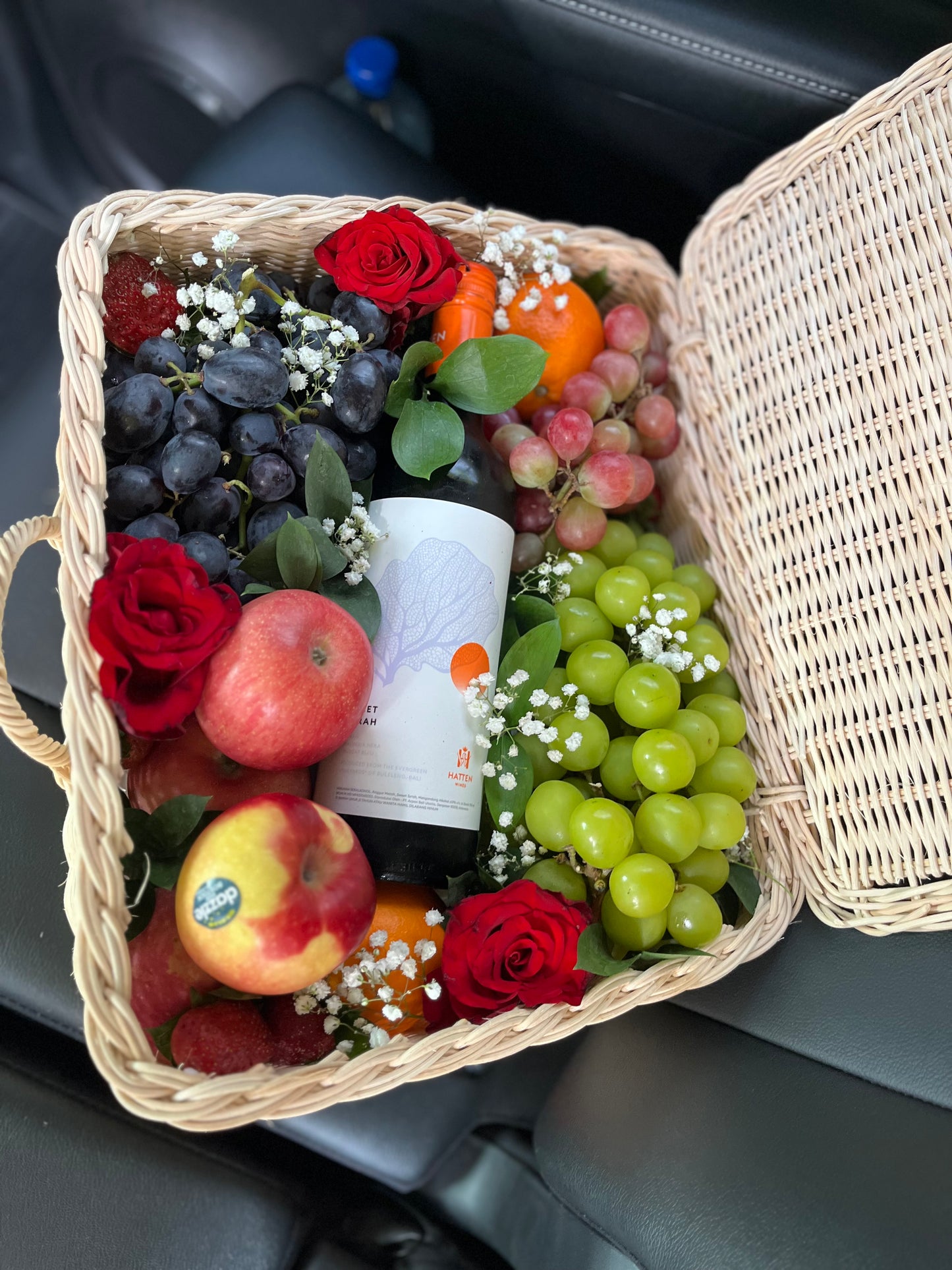 Wine hamper jakarta with fresh grapes and fresh fruits- Available for Jakarta delivery Indonesia