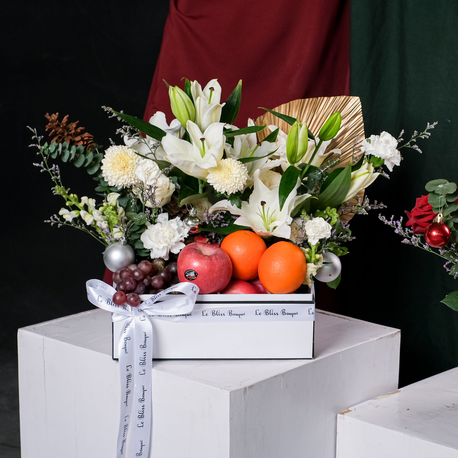 Winter Sonata Blooming Fruit Box: Parcel buah segar dan bunga elegan dari Le Bliss Bouquet, hadiah musim dingin yang mewah untuk Jakarta, Bintaro, dan Cirebon.
