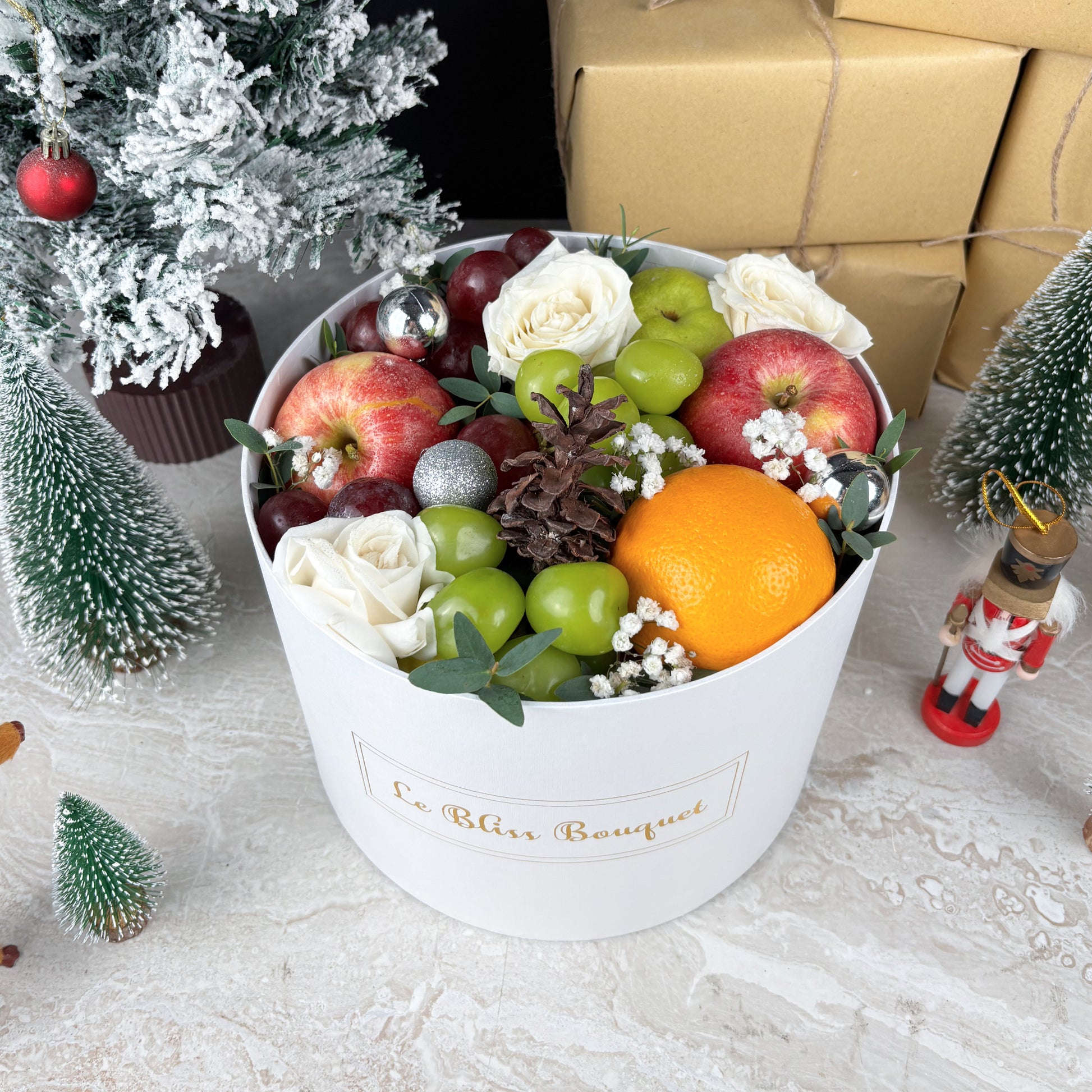 Winter Sonata Round Fruit Box dari Le Bliss Box. Christmas fruit hamper elegan dengan buah premium. Pengiriman Surabaya, Jakarta & Cirebon. Luxury, festive, and fresh.