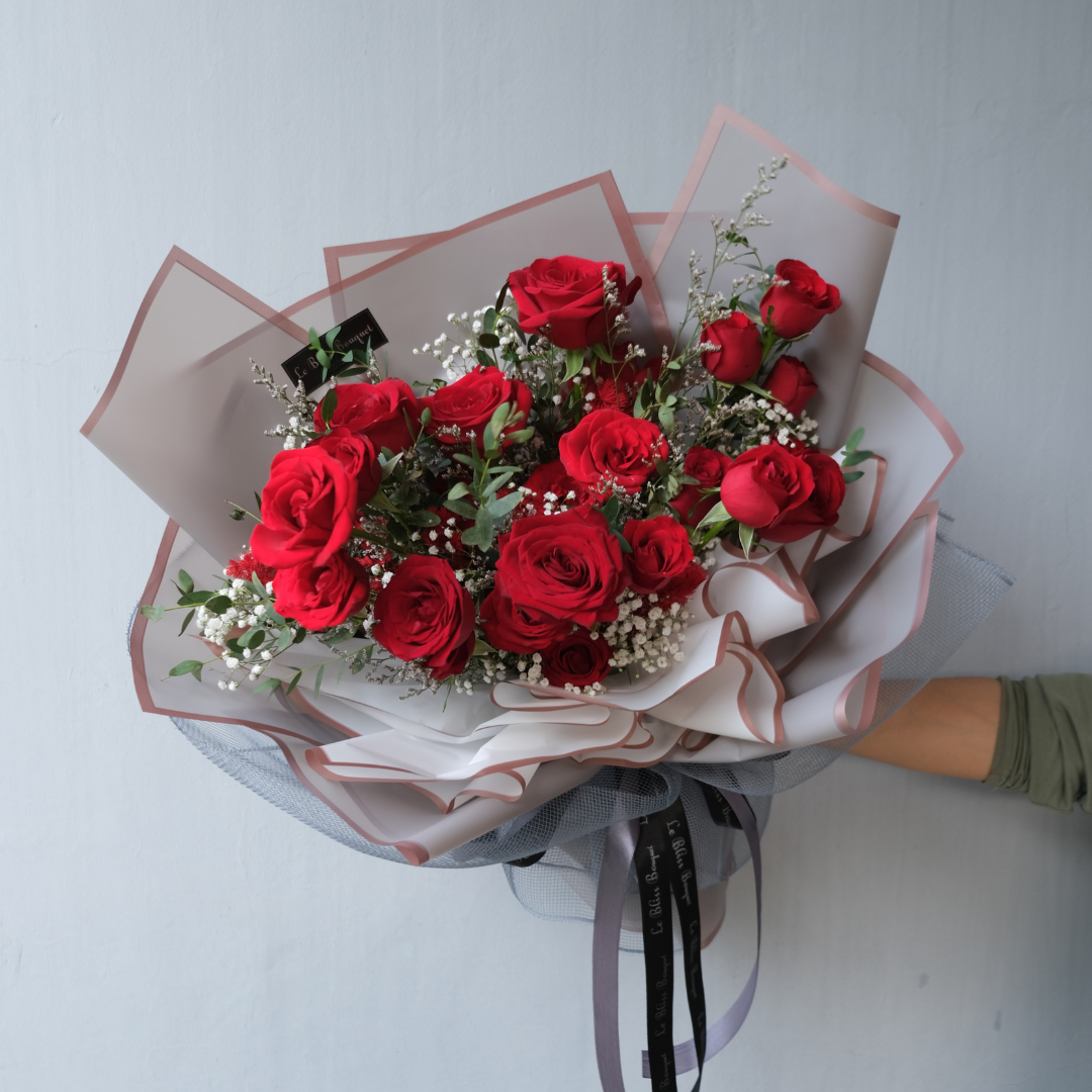 bouquet jakarta filled with sexy red roses and babysbreath from Ecuador by le bliss bouquet