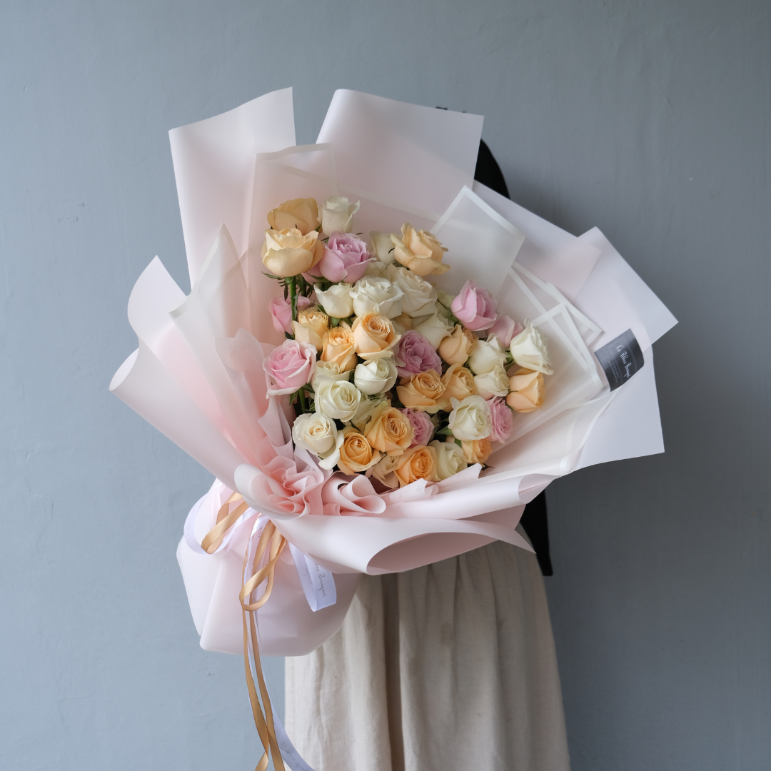 Rangkaian bunga dari Toko Bunga Le Bliss Bouquet di Cirebon, menghadirkan 50 mawar dalam nuansa peach, pink, dan putih. Toko bunga terkemuka di Cirebon
