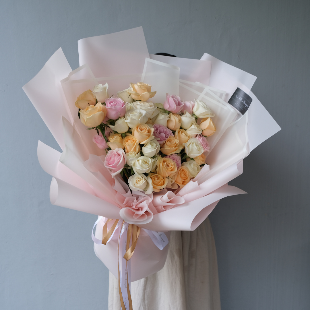 Rangkaian bunga dari Toko Bunga Le Bliss Bouquet di Cirebon, menghadirkan 50 mawar dalam nuansa peach, pink, dan putih. Toko bunga terkemuka di Cirebon