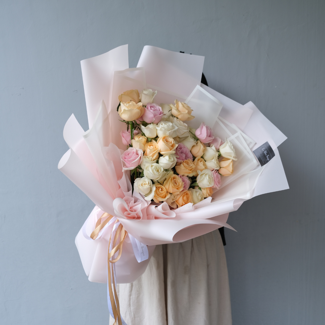 Rangkaian bunga dari Toko Bunga Le Bliss Bouquet di Cirebon, menghadirkan 50 mawar dalam nuansa peach, pink, dan putih. Toko bunga terkemuka di Cirebon