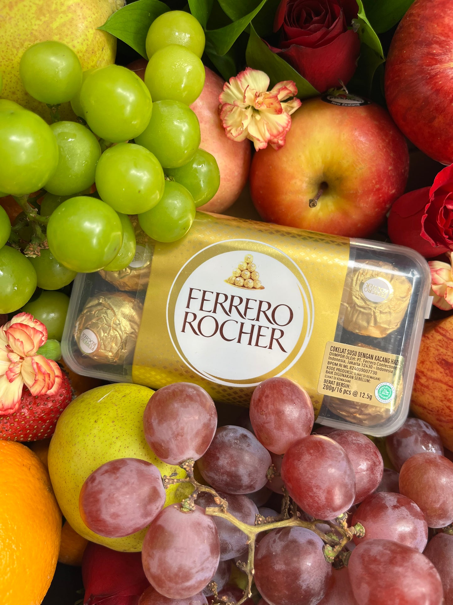fruit hamper in Jakarta featuring a fruit box with imported seasonal fruits and Ferrero Rocher chocolates. fruit hamper jakarta
