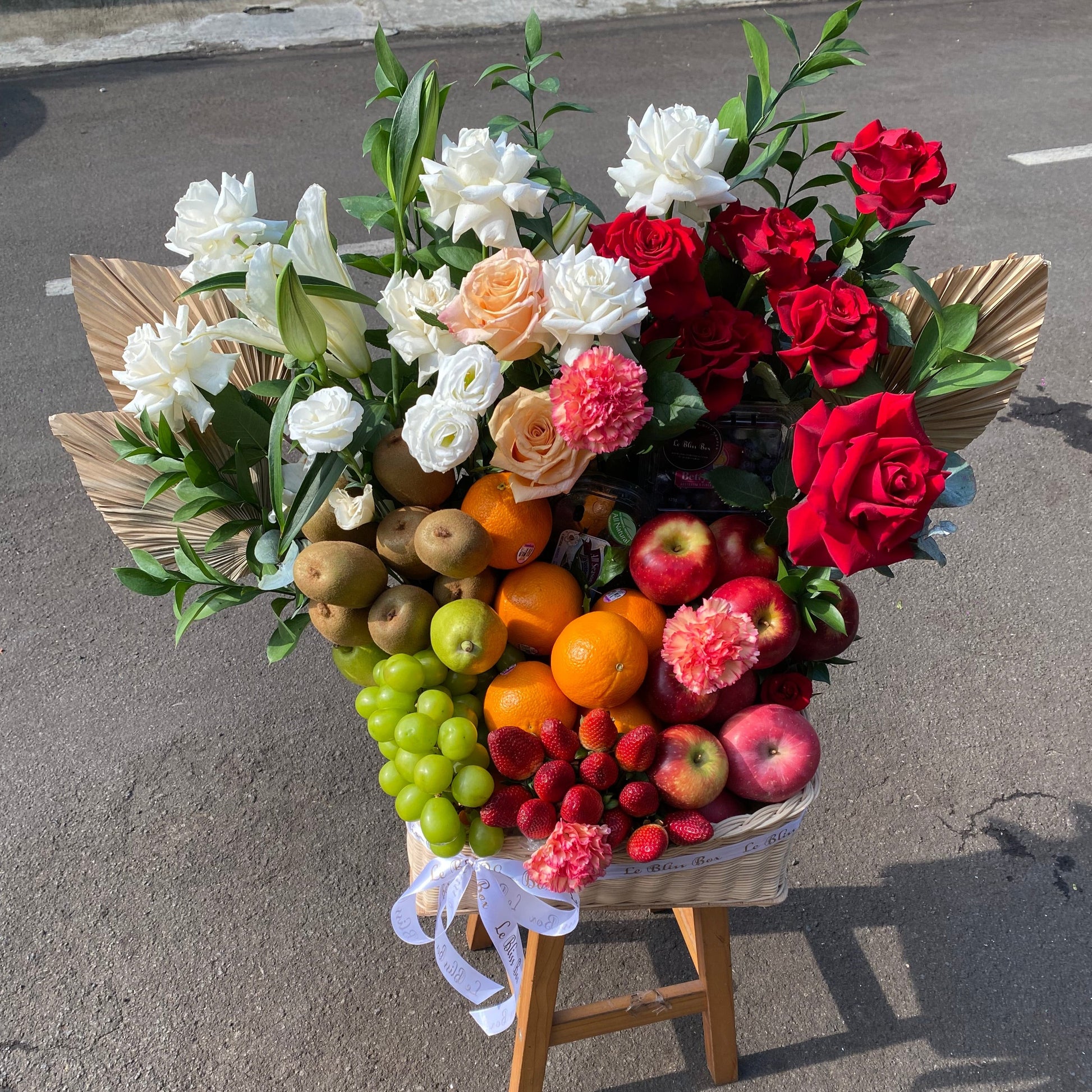 fruit hamper jakarta, Kotak hadiah Xtra Grand dari Le Bliss berisi berbagai buah segar pilihan, cocok untuk memberikan kesan istimewa di Jakarta. parcel buah jakarta