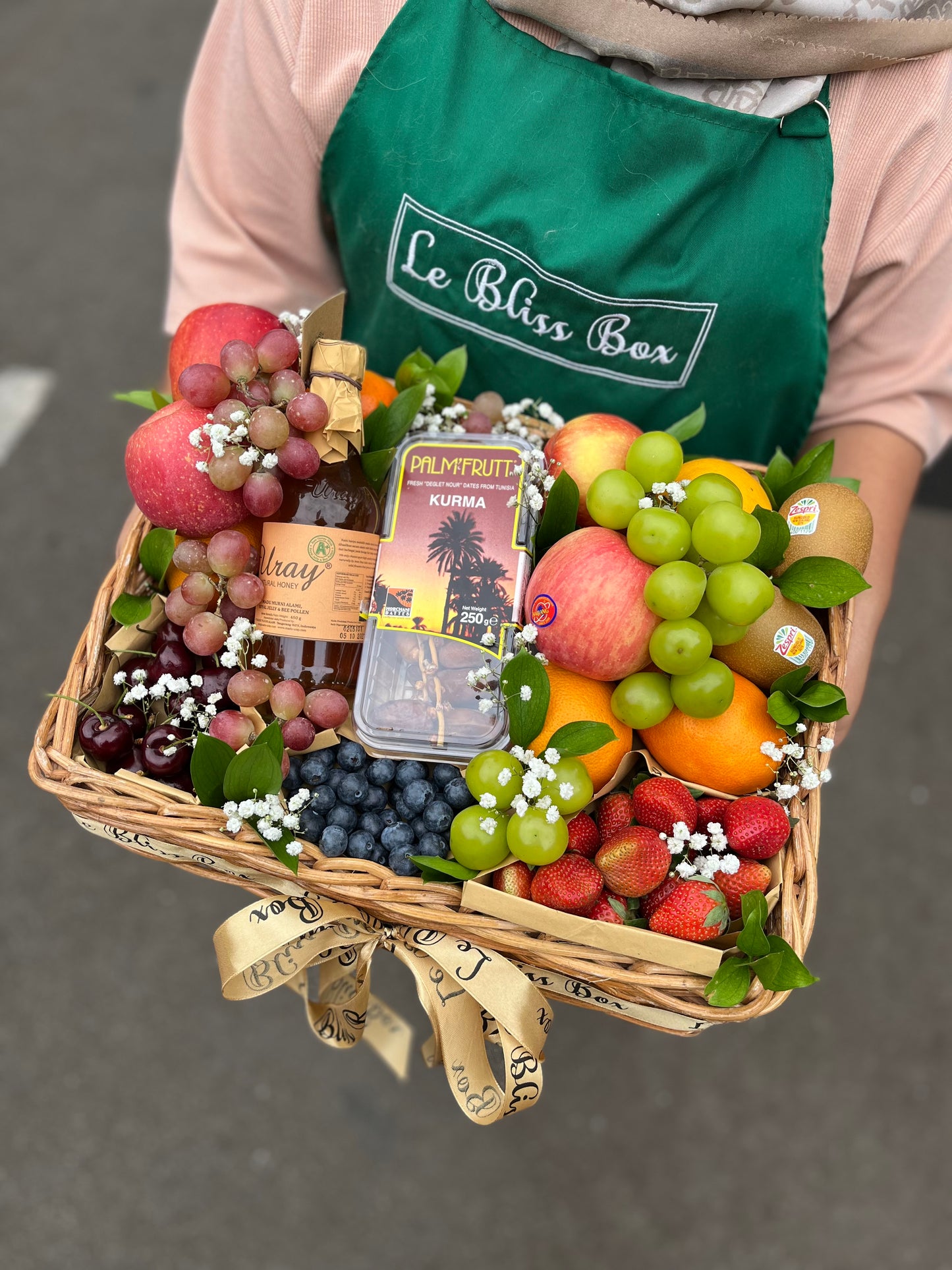fruit hamper jakarta indonesia - Kotak rattan mewah berisi kurma, honey berries, dan cherry dari Le Bliss, pilihan tepat untuk hadiah di Jakarta.