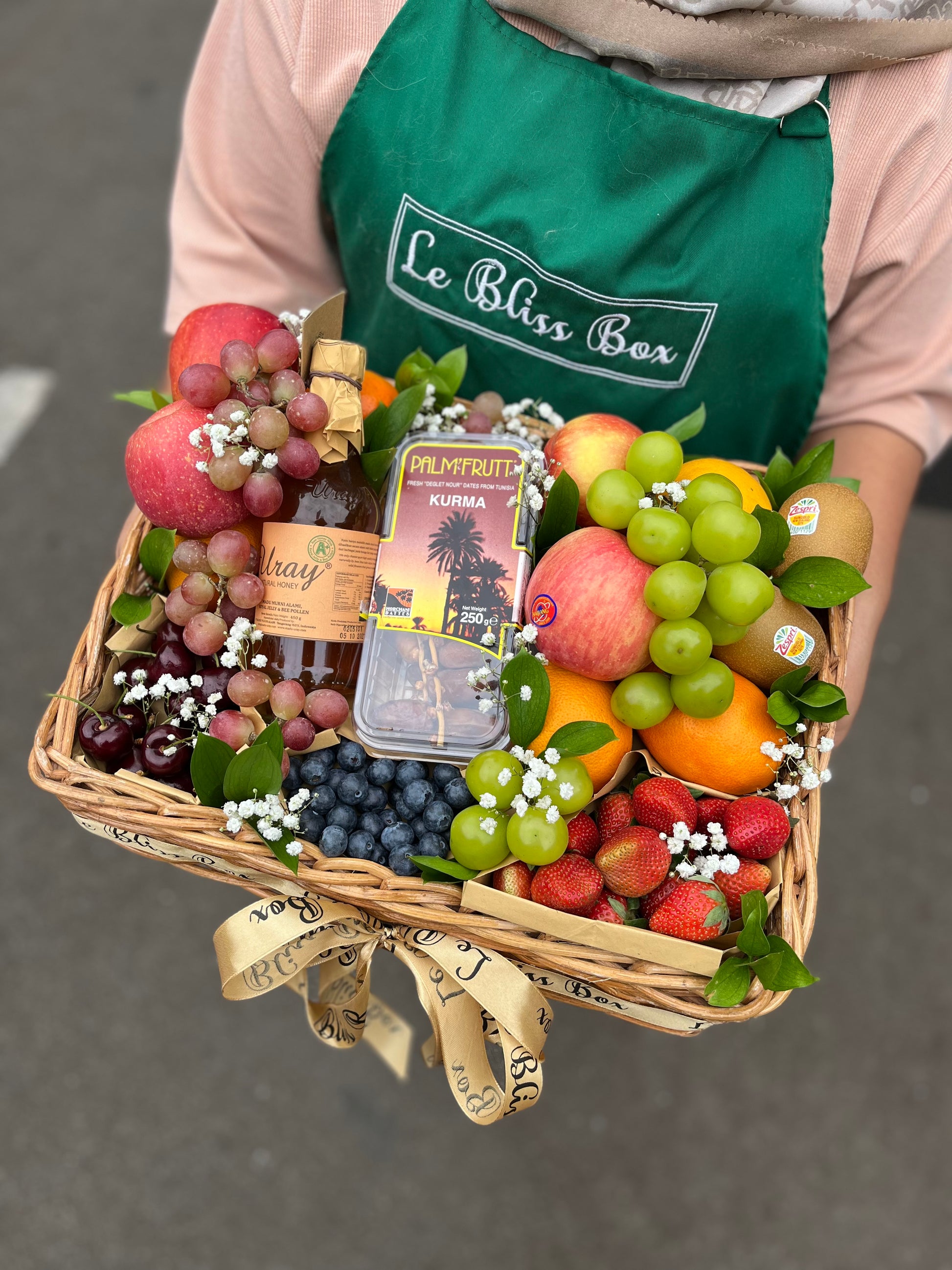 fruit hamper jakarta indonesia - Kotak rattan mewah berisi kurma, honey berries, dan cherry dari Le Bliss, pilihan tepat untuk hadiah di Jakarta.