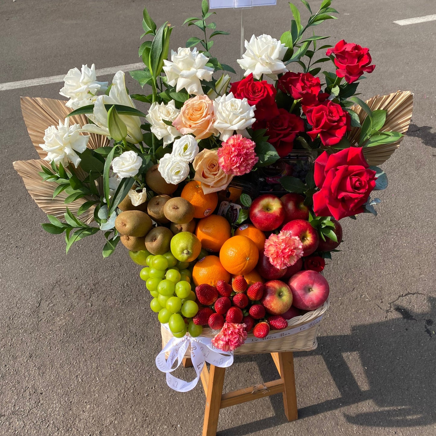 fruit hamper jakarta indonesia, Kotak hadiah Xtra Grand dari Le Bliss berisi berbagai buah segar pilihan, cocok untuk memberikan kesan istimewa di Jakarta. parcel buah jakarta