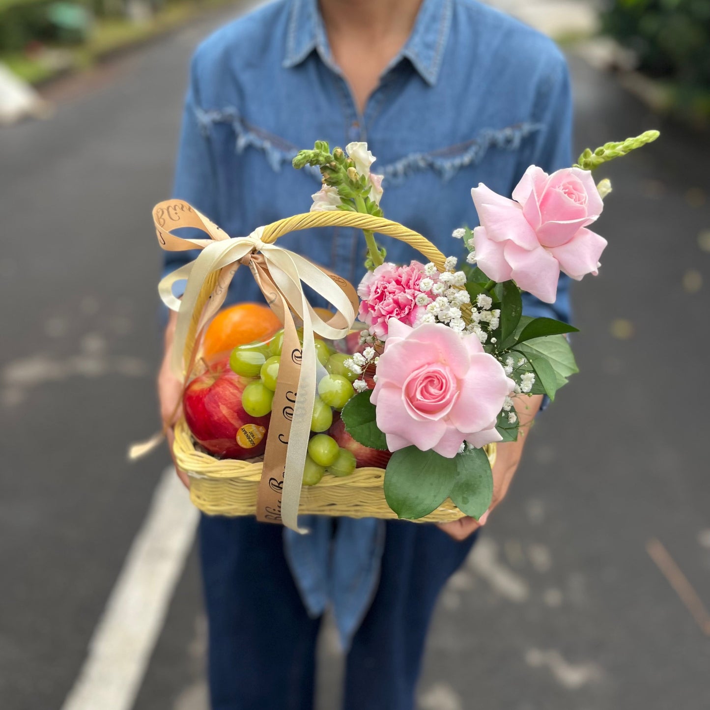 fruit hamper jakarta, parcel buah Jakarta, dengan yellow basket dan 5 buah