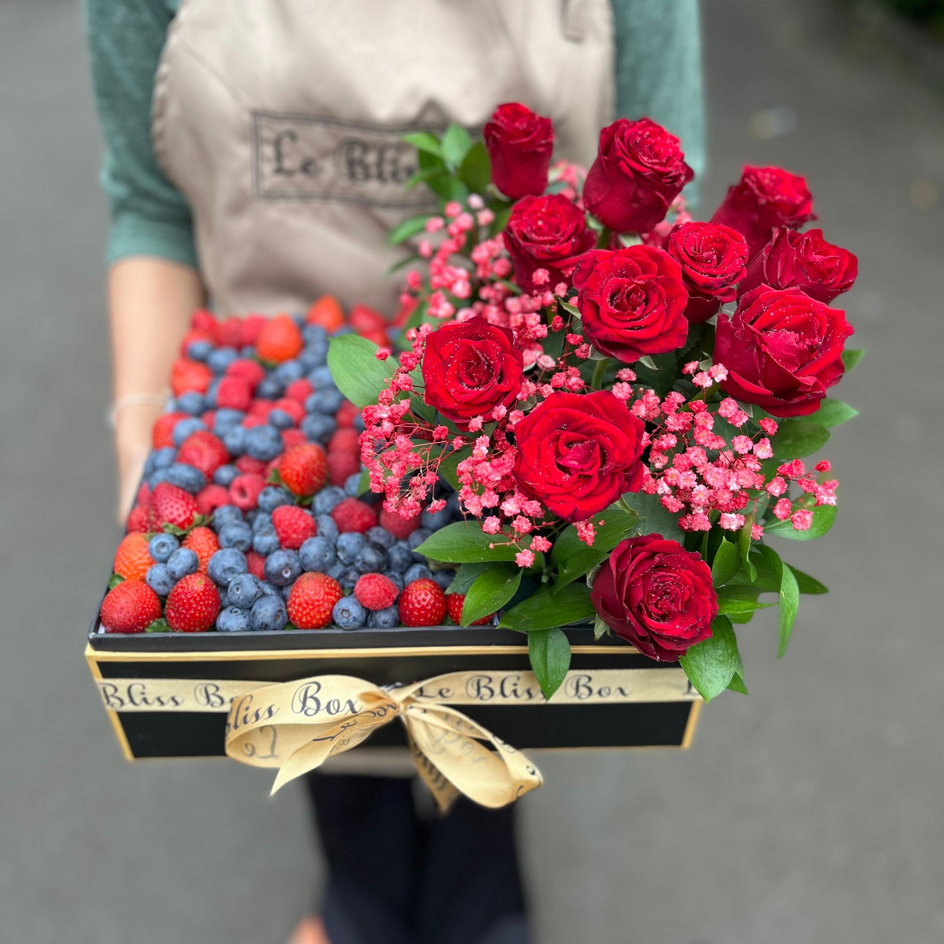 hamper berries kekinian berisi raspberry blueberry strawberry beri impor segar dalam kotak dari Le Bliss Box