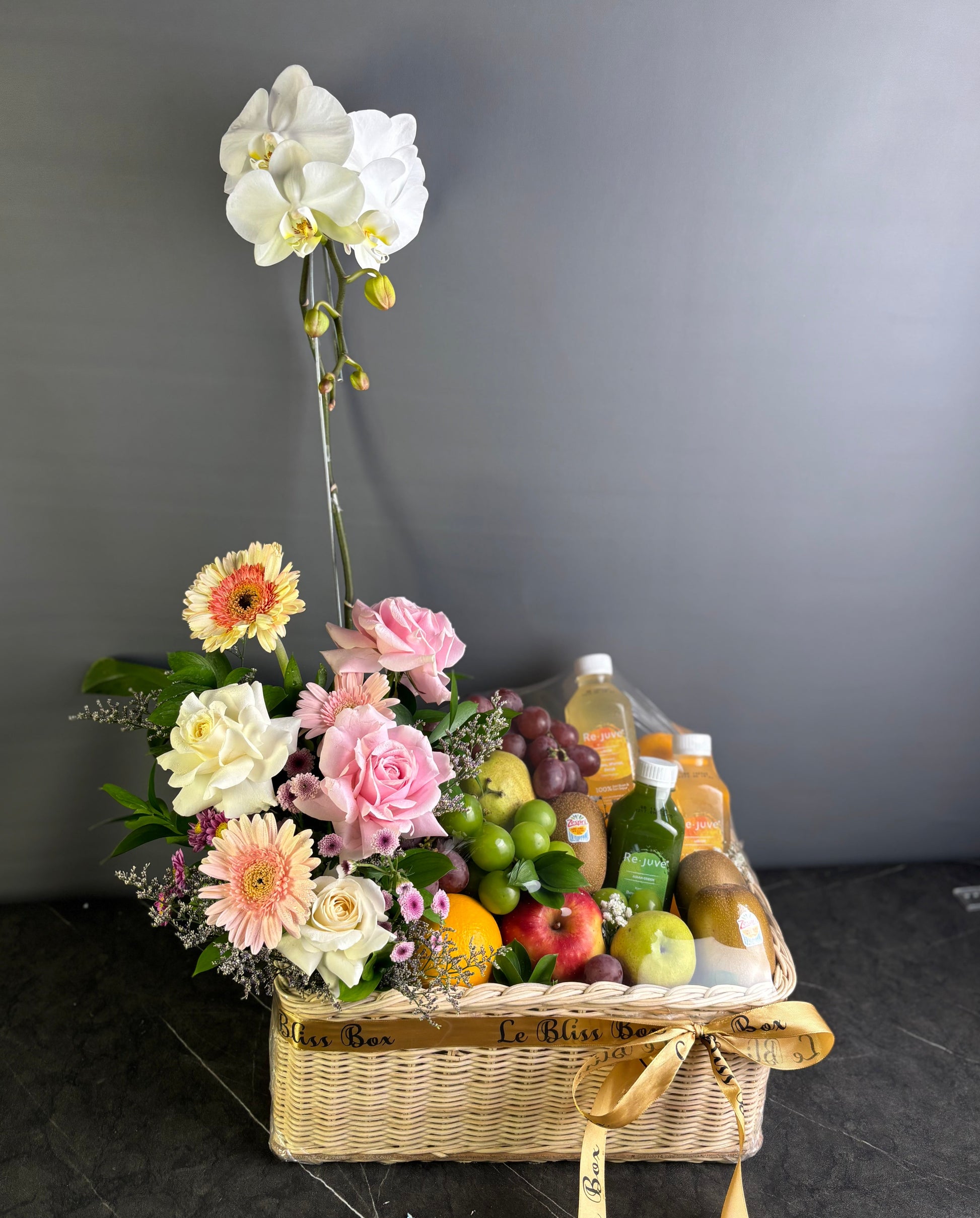 hamper buah bunga anggrek dengan rejuve juice hamper by le bliss box. Jakarta, Surabaya, cirebon delivery