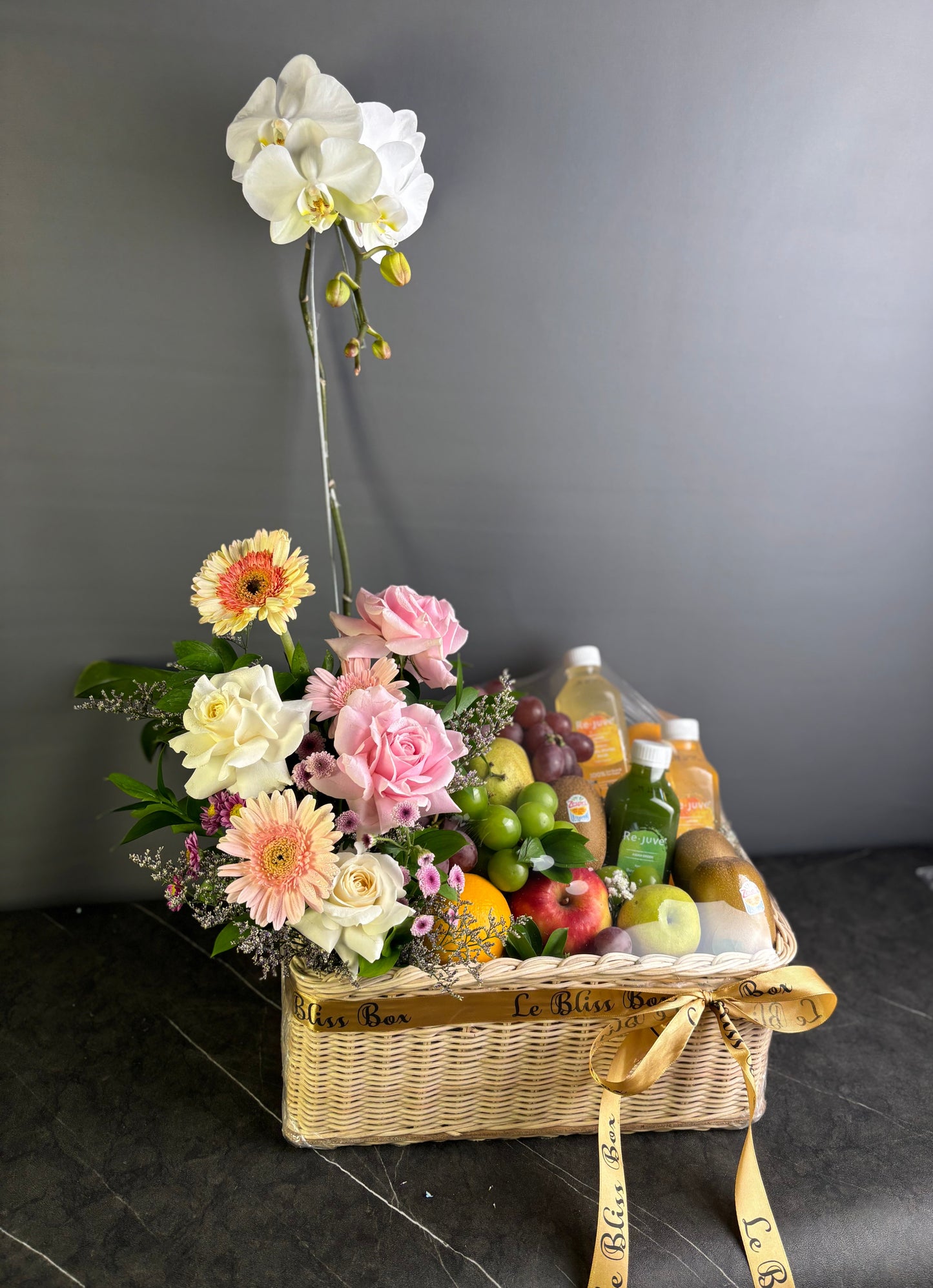 hamper buah bunga anggrek dengan rejuve juice hamper by le bliss box. Jakarta, tangerang, Surabaya, cirebon delivery