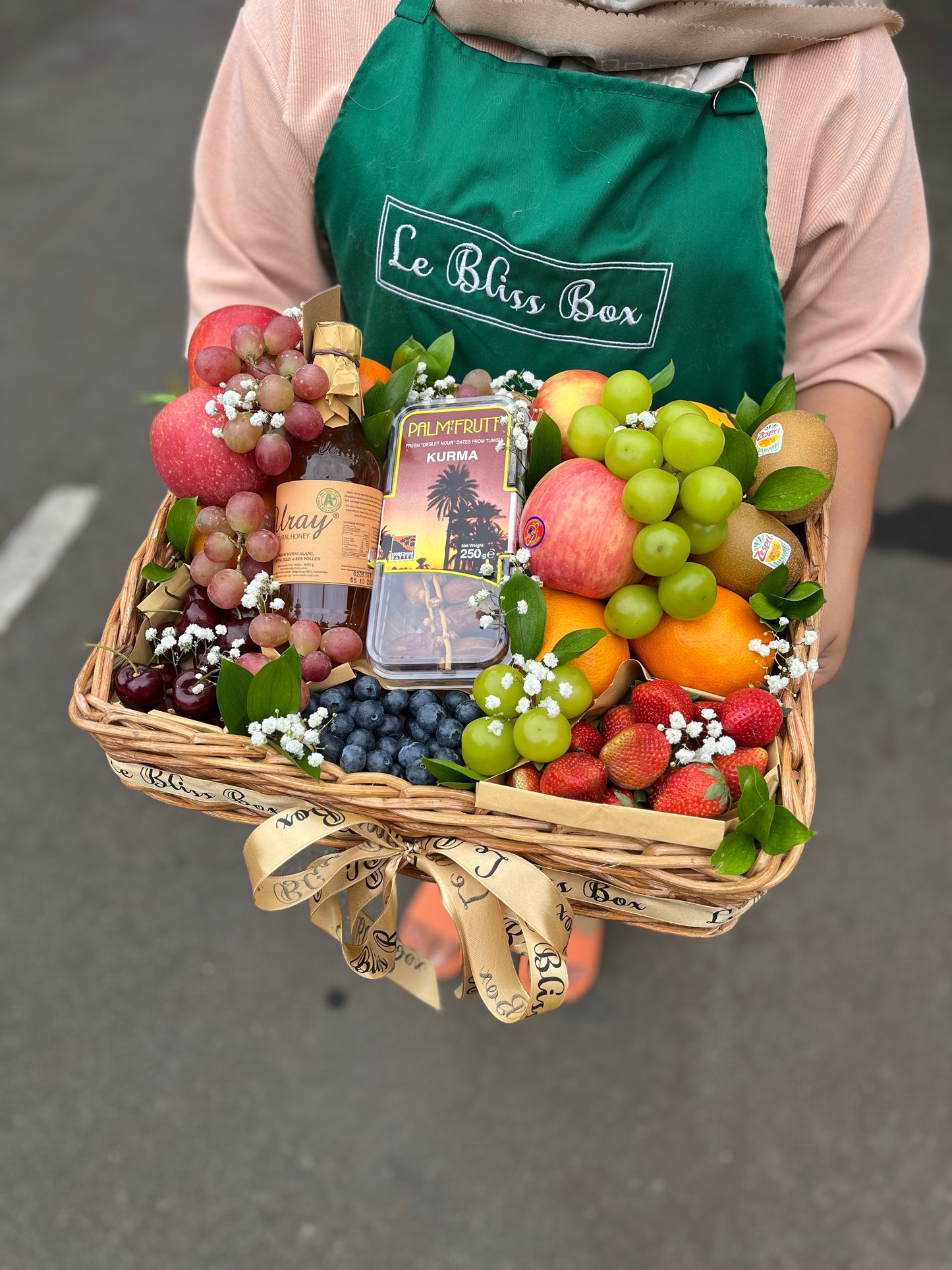 hamper buah jakarta indonesia - Kotak rattan mewah berisi kurma, honey berries, dan cherry dari Le Bliss, pilihan tepat untuk hadiah di Jakarta.