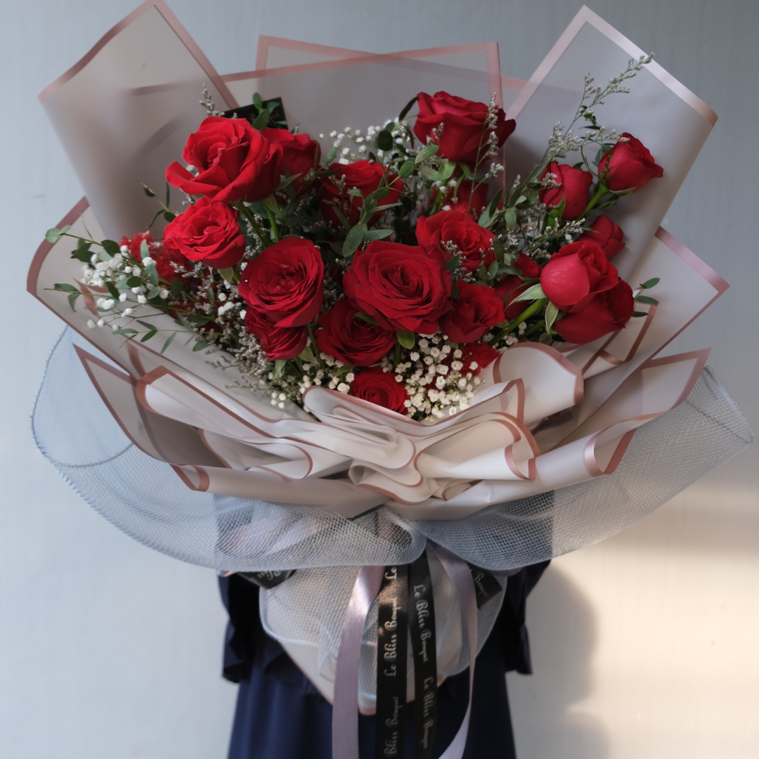 hand bouquet jakarta filled with sexy red roses and babysbreath from Ecuador by le bliss bouquet