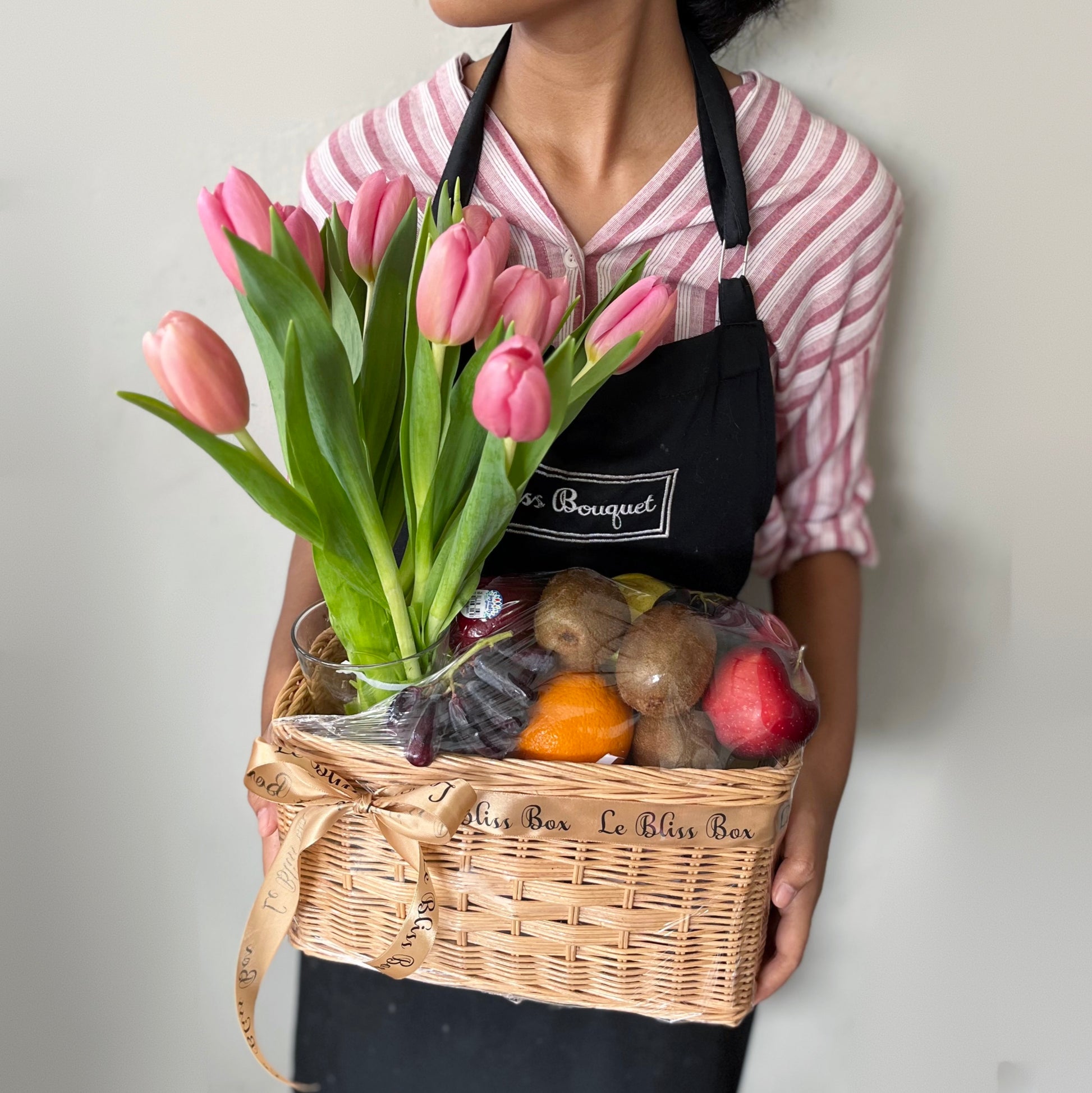 Tulip Fruit Parcel – Parcel buah premium dengan bunga tulip segar dari Le Bliss Bouquet Surabaya, cocok untuk hadiah mewah dan hampers elegan. Parcel buah surabaya, tulip surabaya delivery