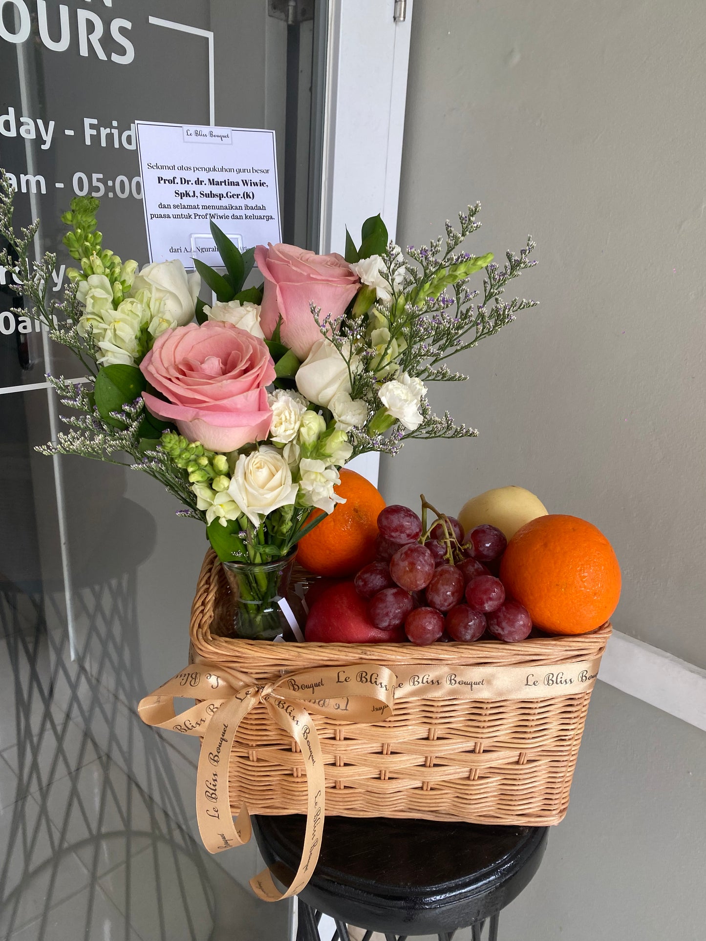 Hermosa Fruit Parcel – Parcel buah dan bunga Hermosa pink premium dari Le Bliss Bouquet Surabaya, cocok untuk hadiah ulang tahun dan kado elegan. Parcel Buah Surabaya