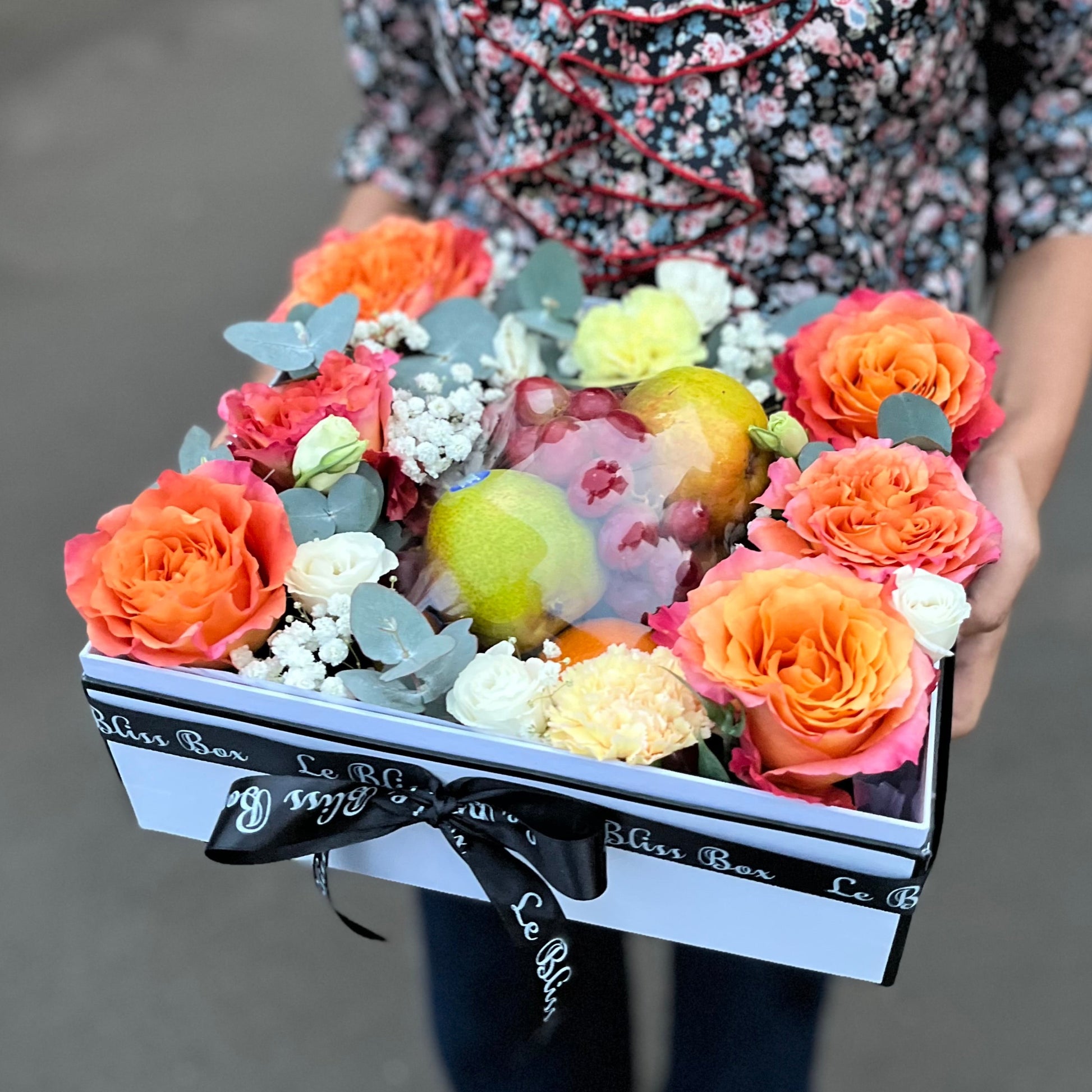 hamper buah surabaya, parcel buah surabaya dengan campuran Bunga Segar free spirit rose by le bliss box