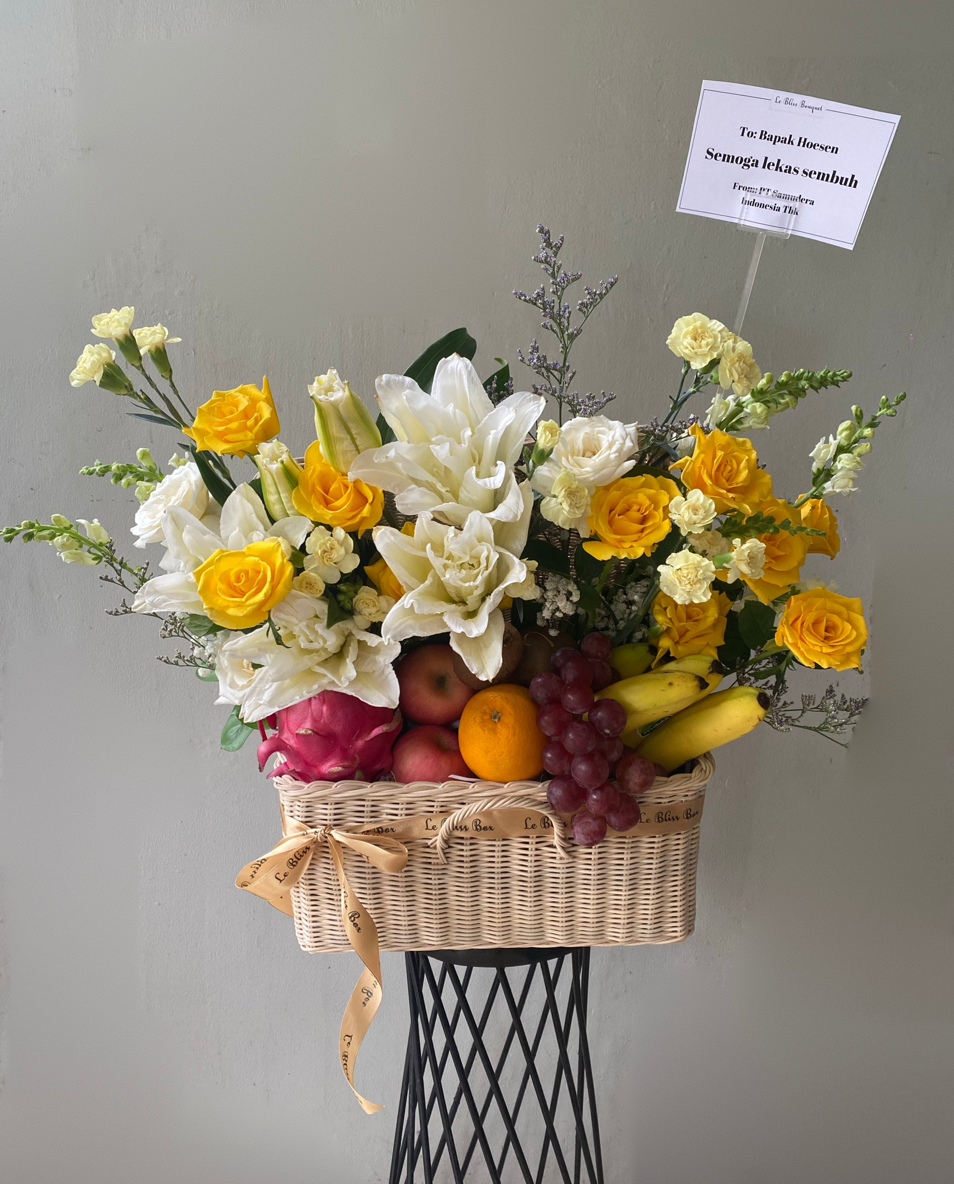 Parcel buah surabaya isi bunga dan buah premium import, tema putih kuning