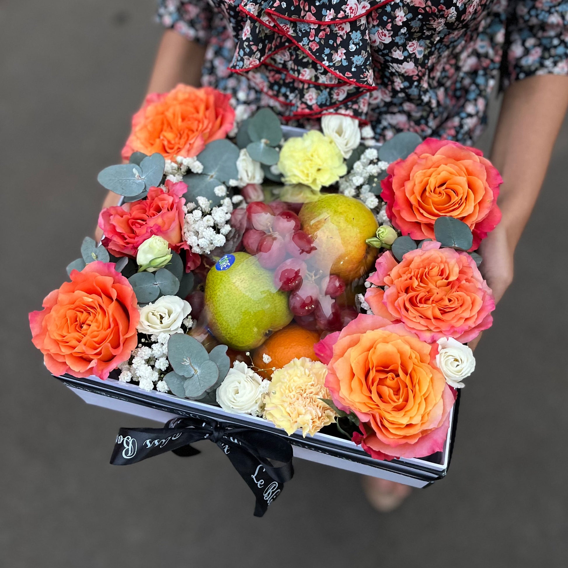 parcel buah dengan free spirit rose dari Ecuado by Le Bliss Box. hamper buah surabaya, parcel buah surabaya, fruit hamper surabaya