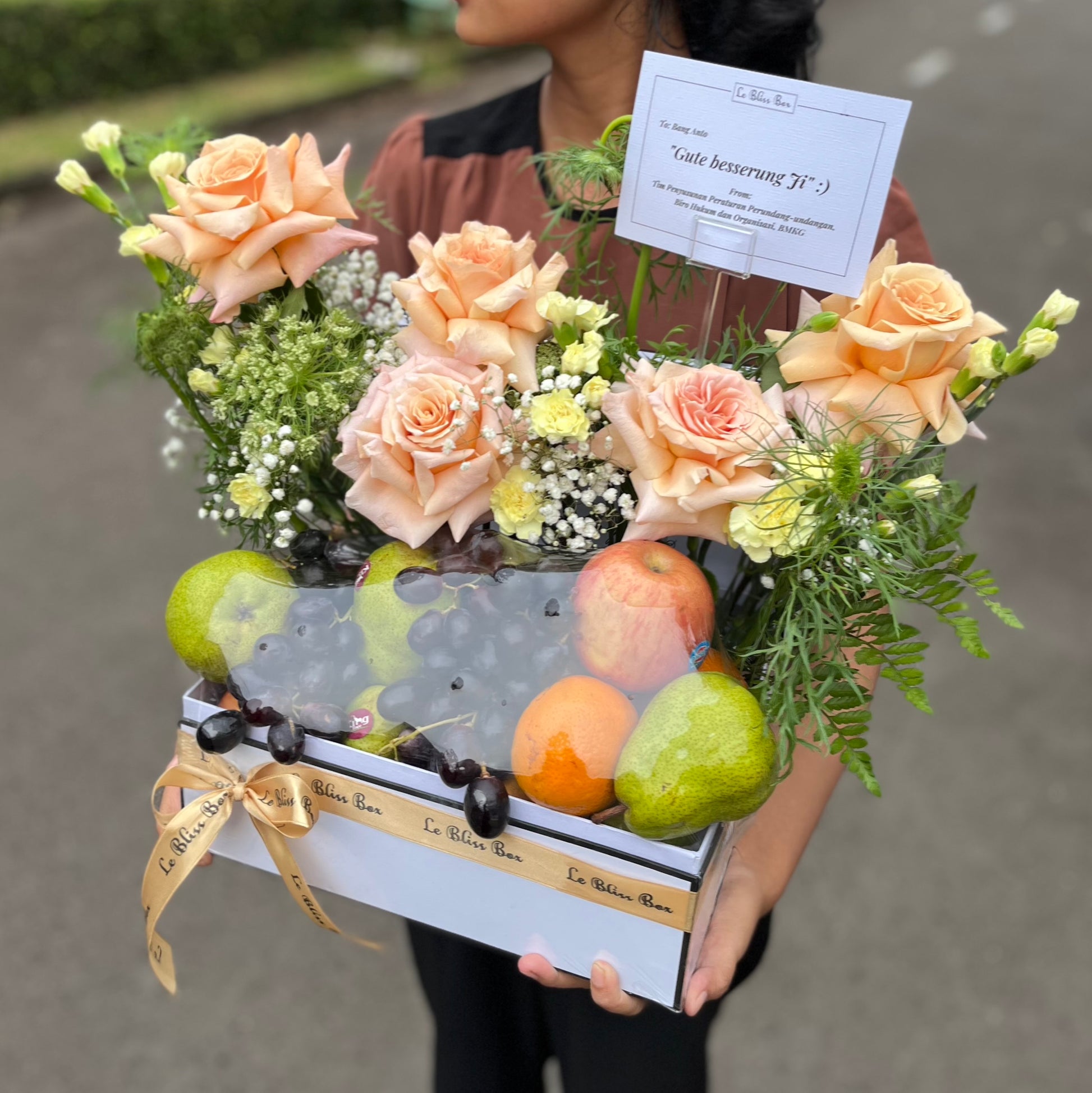 Hamper buah elegan dengan pilihan buah segar yang dipadukan dengan mawar putih Ekuador yang indah, disusun dengan cantik untuk pengiriman di Bintaro, Jakarta, Bogor, Depok, Bekasi