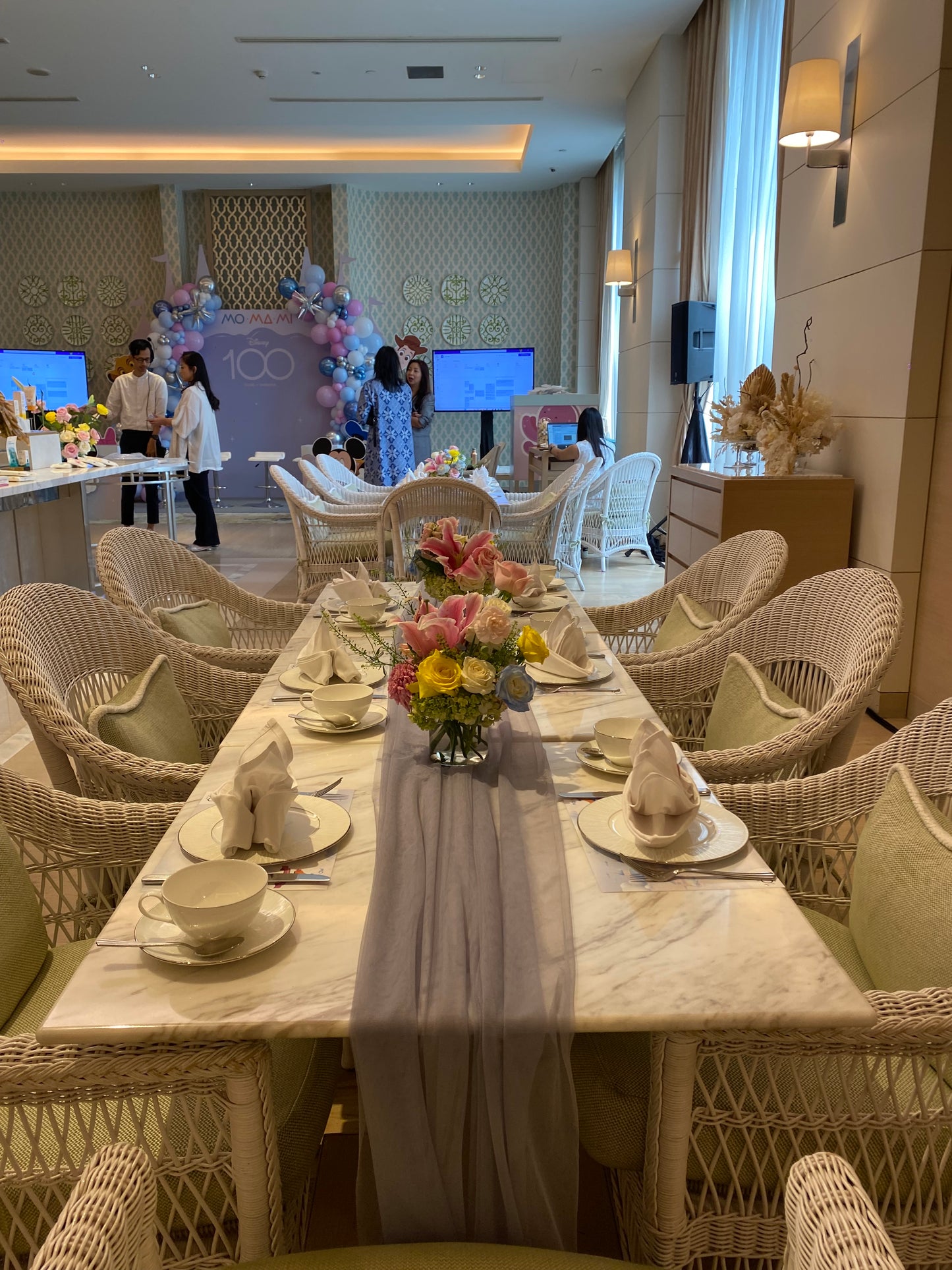 Round Vase Table Decor