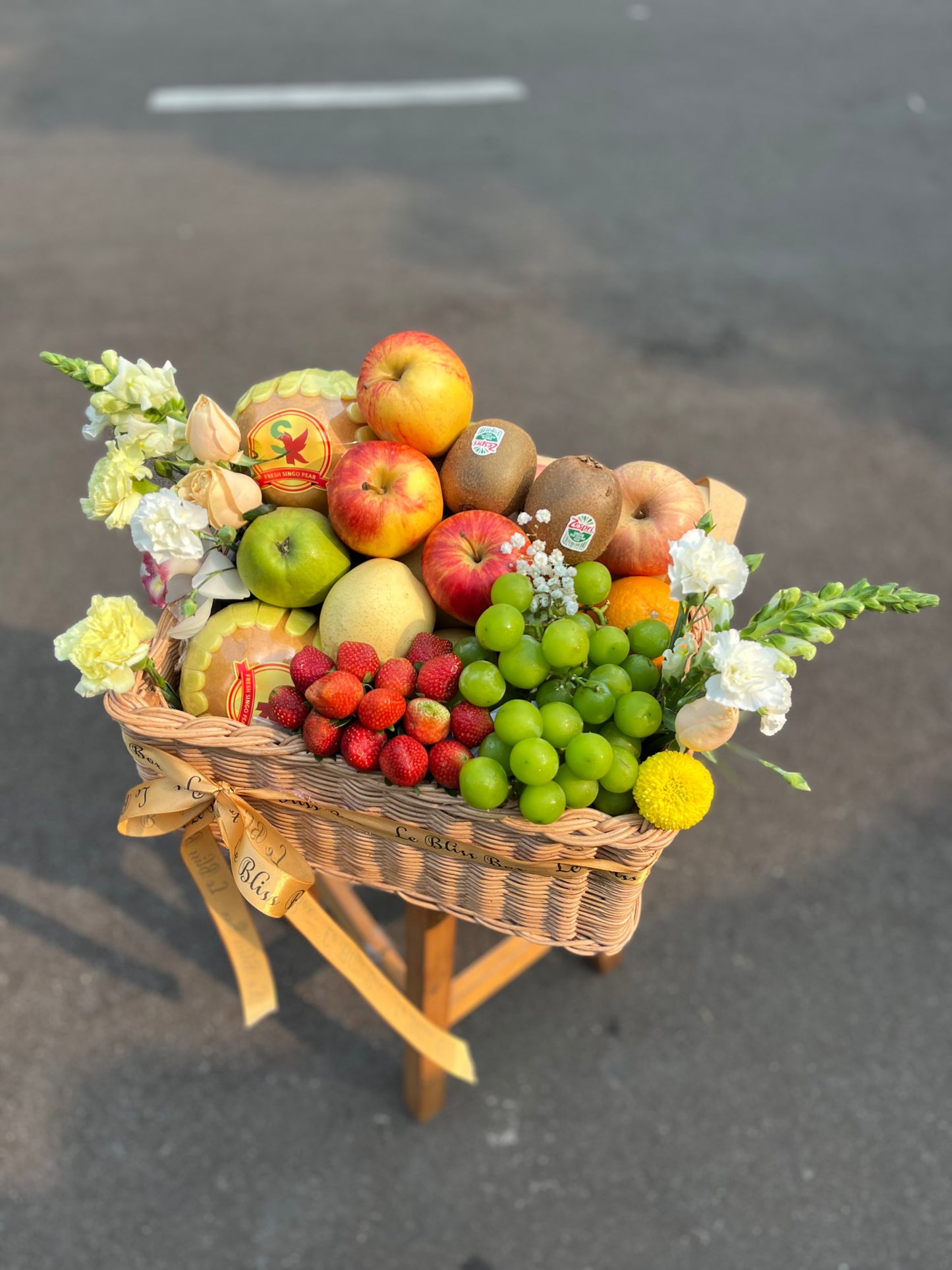 Elegan hamper buah dari Le Bliss Bouquet, Jakarta & Bintaro, menampilkan perpaduan buah-buahan segar berkualitas premium dan sentuhan bunga segar yang indah, sempurna untuk hadiah spesial dan acara istimewa. parcel buah surabaya