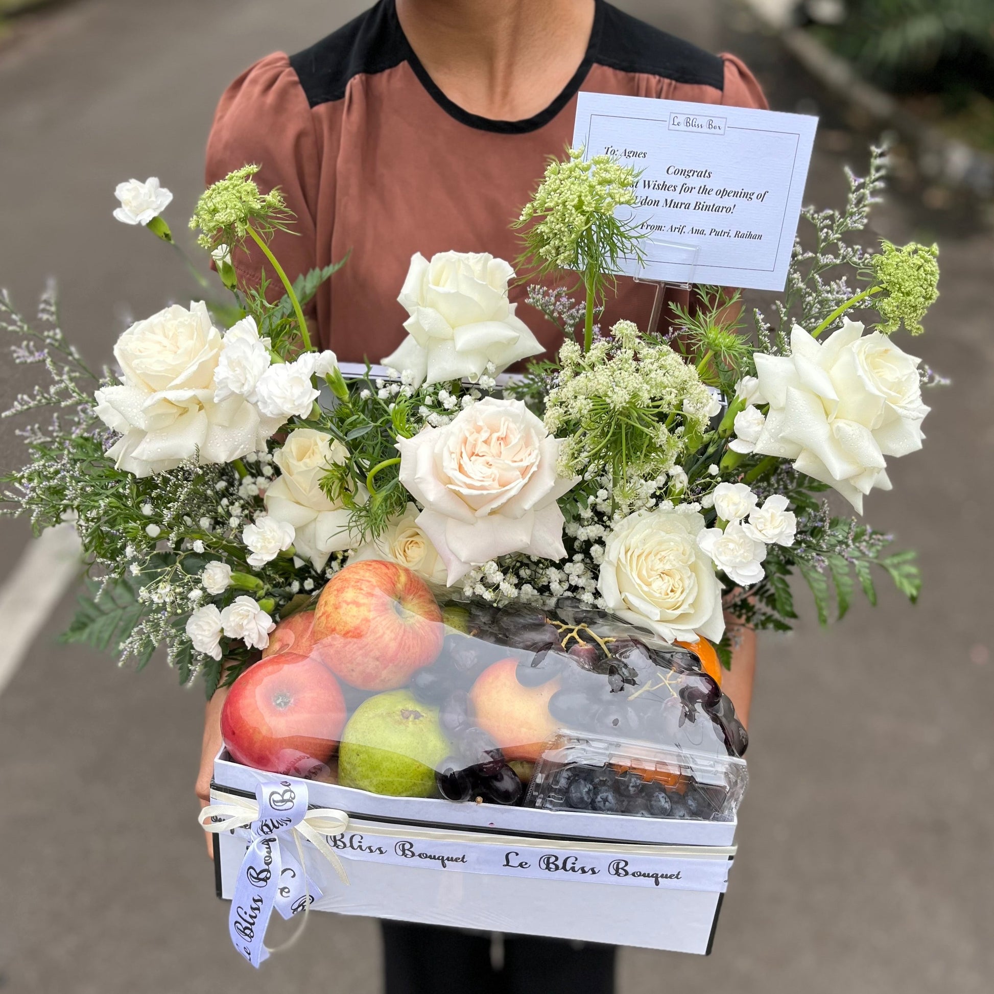 "Hamper buah elegan dengan pilihan buah segar yang dipadukan dengan mawar putih Ekuador yang indah, disusun dengan cantik untuk pengiriman di Bintaro, Jakarta, Bogor, Depok, Bekasi