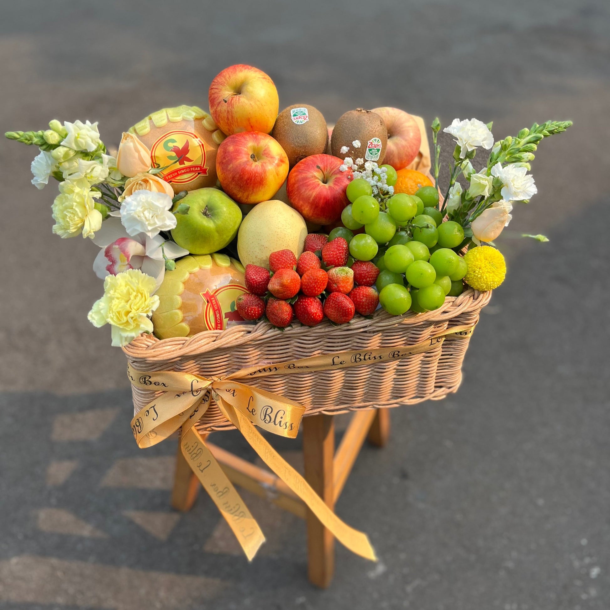 Elegan hamper buah dari Le Bliss Bouquet, Jakarta & Bintaro, menampilkan perpaduan buah-buahan segar berkualitas premium dan sentuhan bunga segar yang indah, sempurna untuk hadiah spesial dan acara istimewa. Parcel buah surabaya