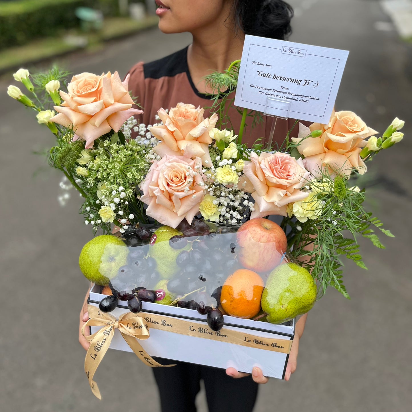 "Hamper buah elegan dengan pilihan buah segar yang dipadukan dengan mawar putih Ekuador yang indah, disusun dengan cantik untuk pengiriman di Bintaro, Jakarta, Bogor, Depok, Bekasi