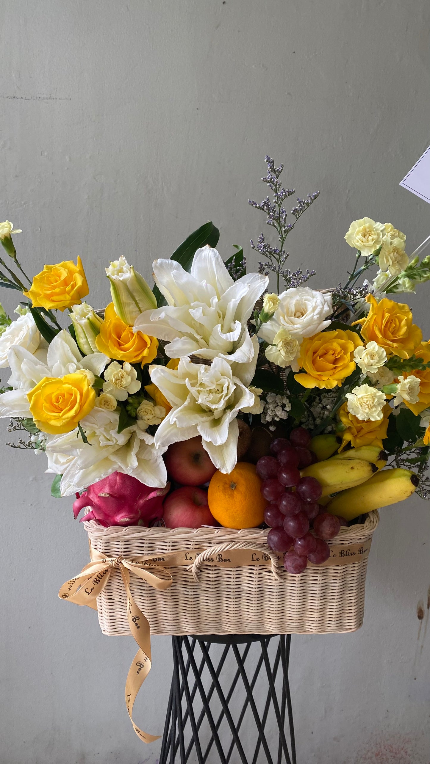 Hamper buah surabaya isi bunga dan buah premium import, tema putih kuning, parcel buah surabaya