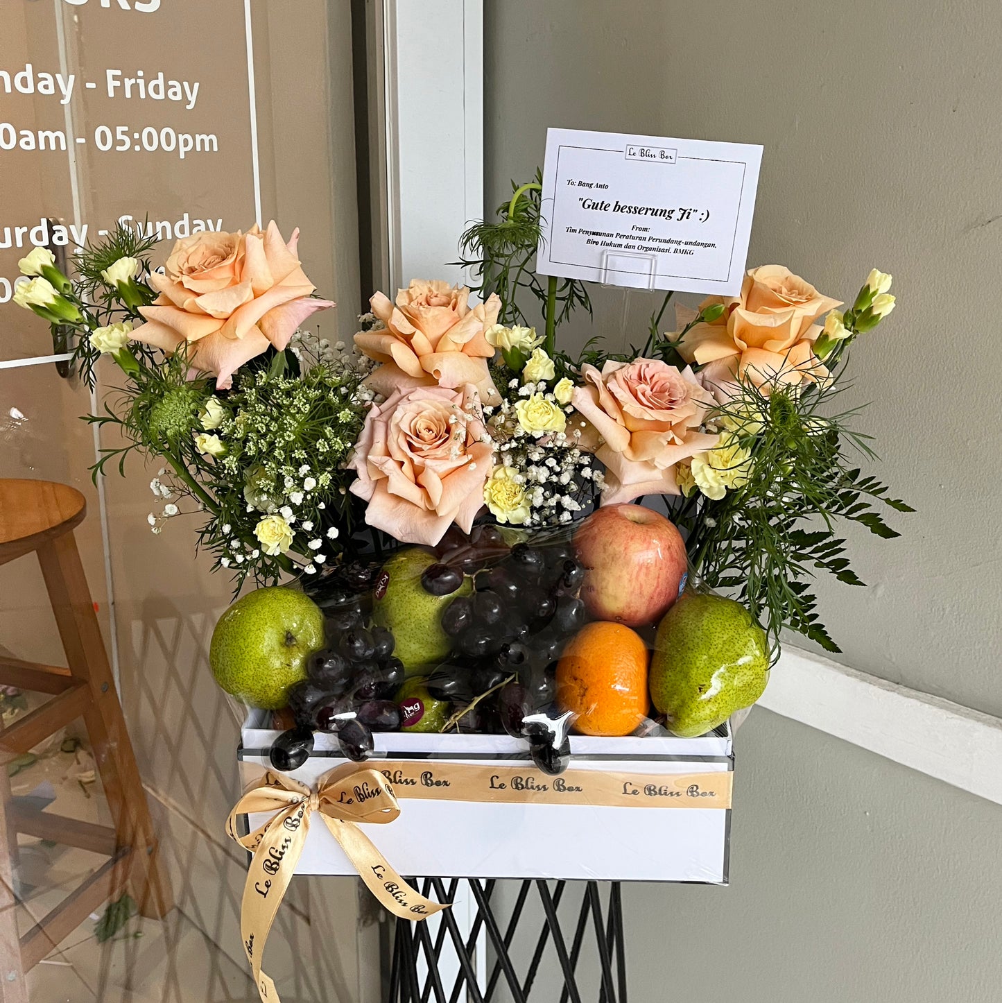 "Hamper buah elegan dengan pilihan buah segar yang dipadukan dengan mawar putih Ekuador yang indah, disusun dengan cantik untuk pengiriman di Bintaro, Jakarta, Bogor, Depok, Bekasi