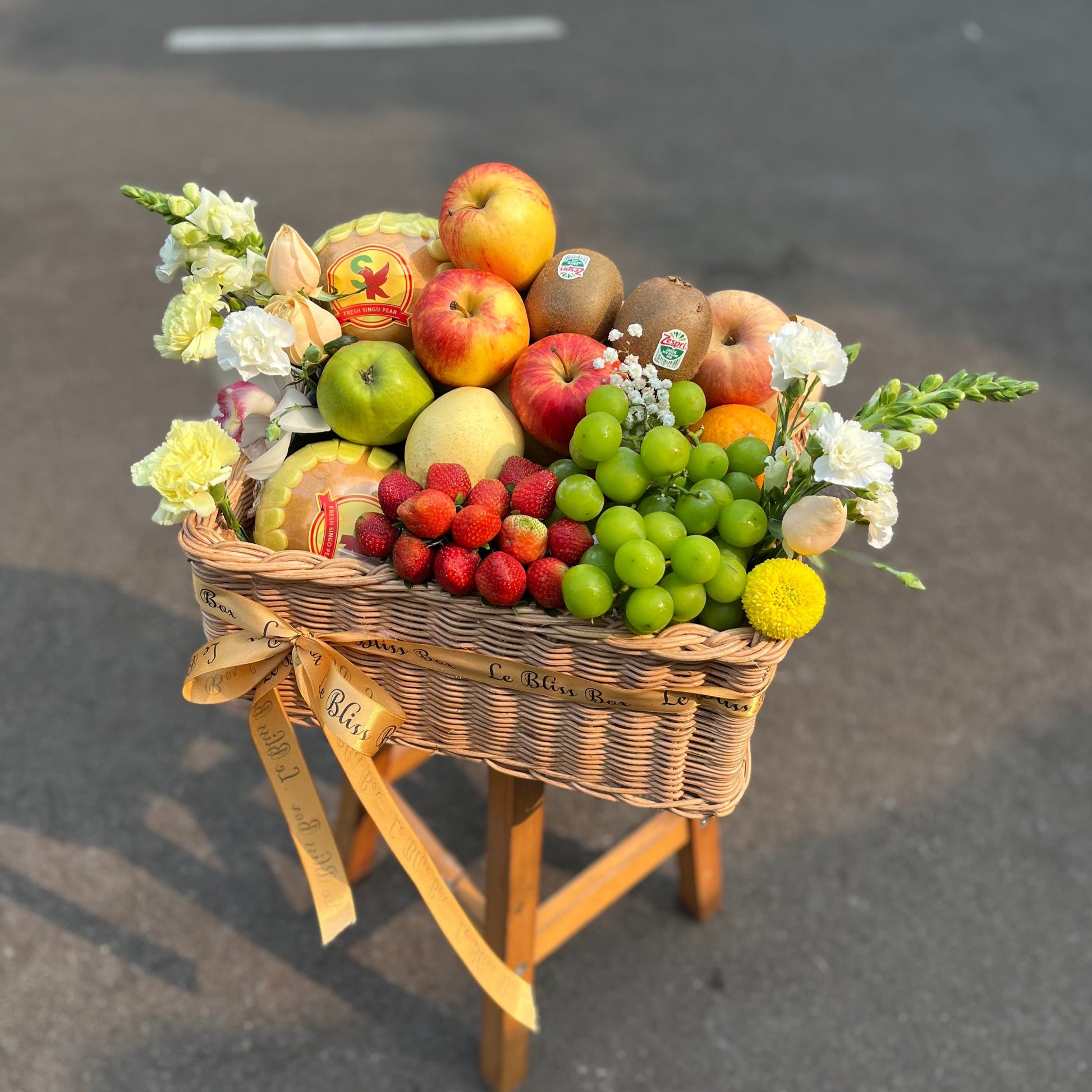 Elegan hamper buah dari Le Bliss Bouquet, Jakarta & Bintaro, menampilkan perpaduan buah-buahan segar berkualitas premium dan sentuhan bunga segar yang indah, sempurna untuk hadiah spesial dan acara istimewa. Parcel Buah Surabaya