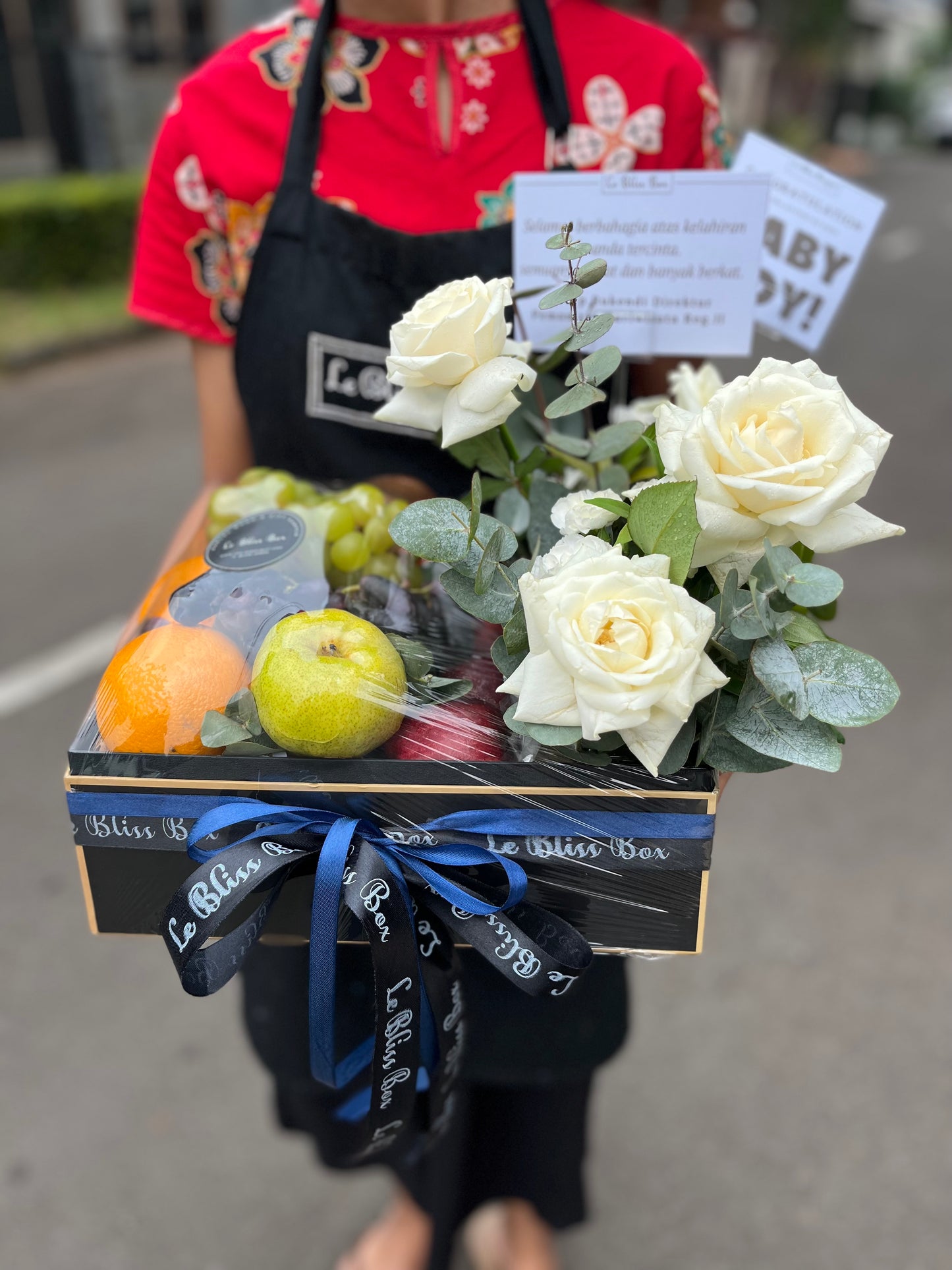 parcel buah surabaya dengan kombinasi mawar putih dan buah by le bliss bouquet, perfect untuk baby boy, pengiriman surabaya, gresik, sidoarjo, cirebon, jakarta, jabodetabek