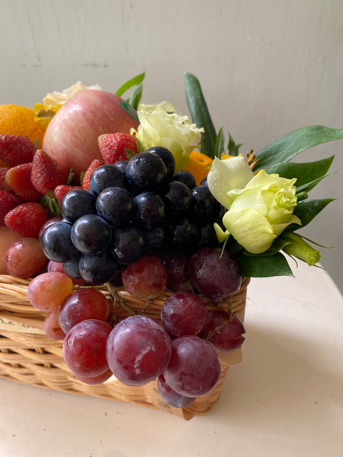 Flora Fruity Rattan Parcel